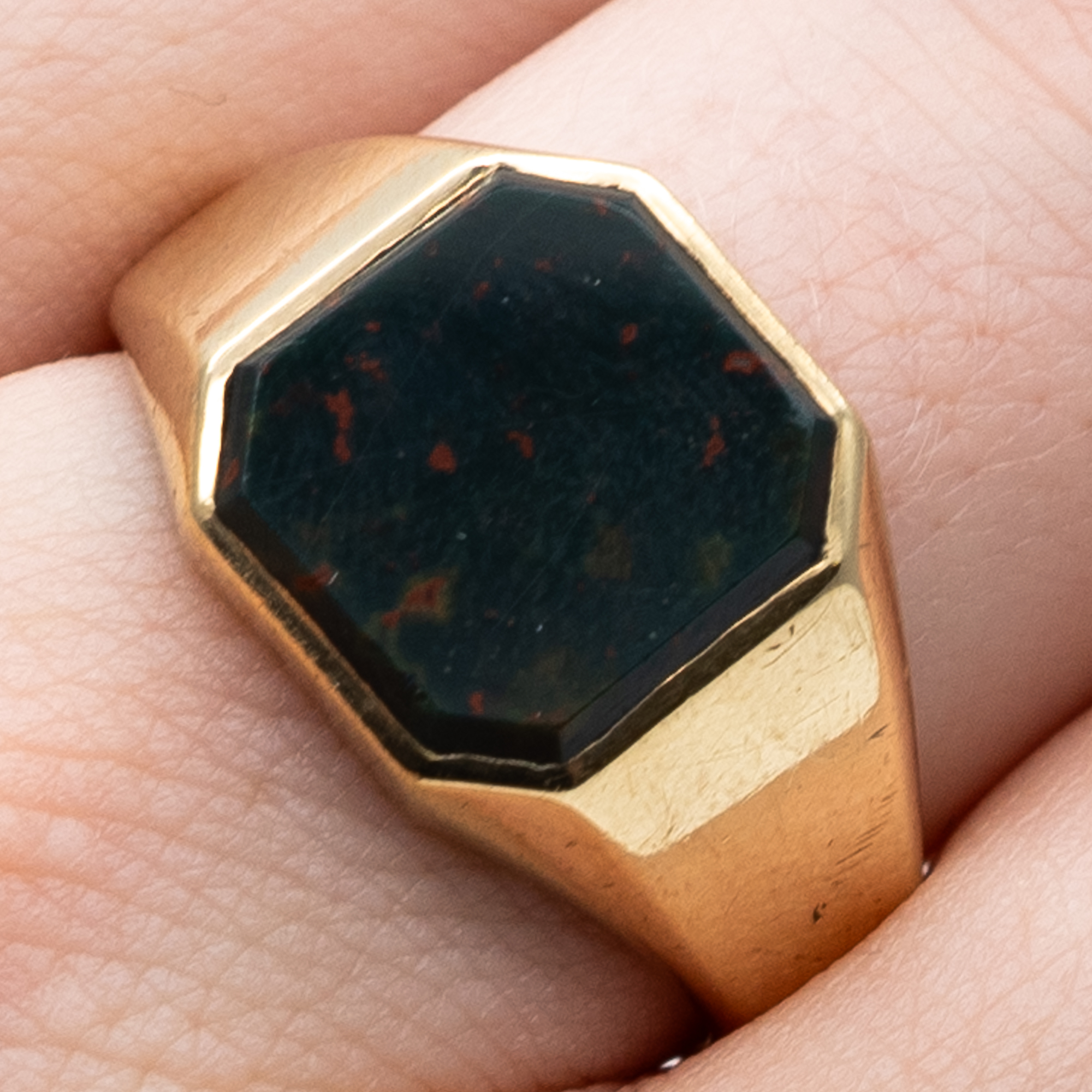 A 9ct yellow gold gents blood stone signet ring - Image 5 of 5