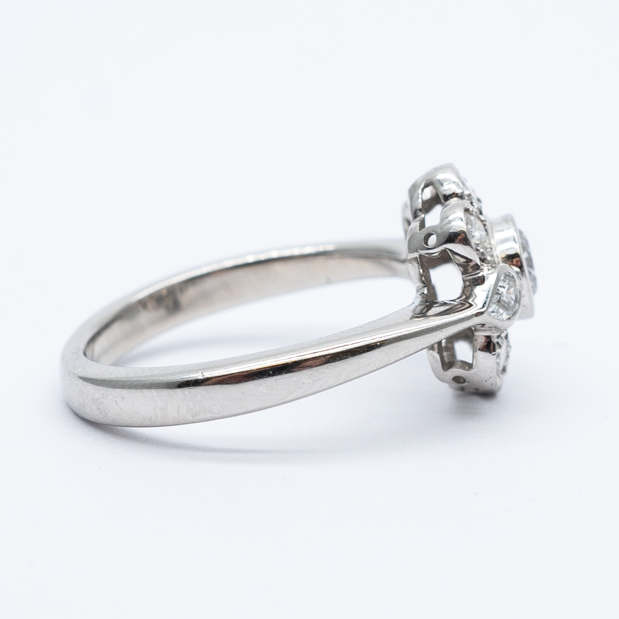 A platinum diamond cluster ring - Image 3 of 5