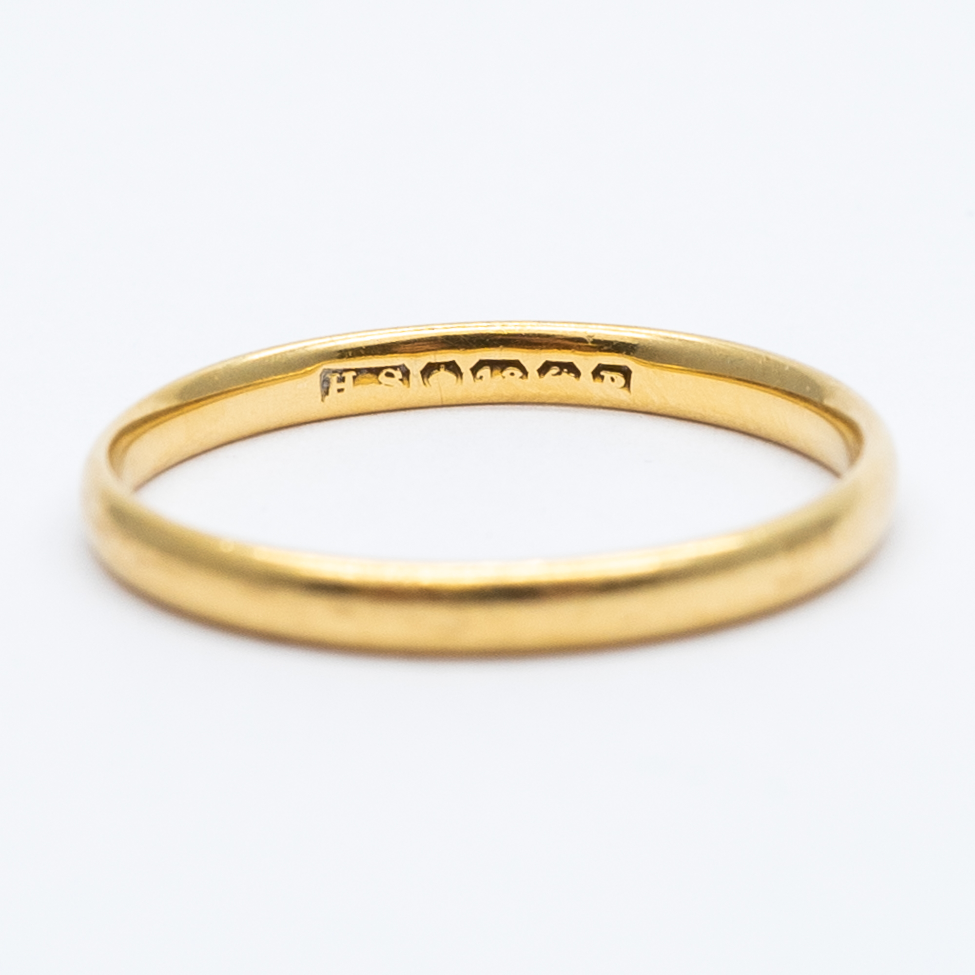 An 18ct yellow gold wedding band - Image 2 of 3