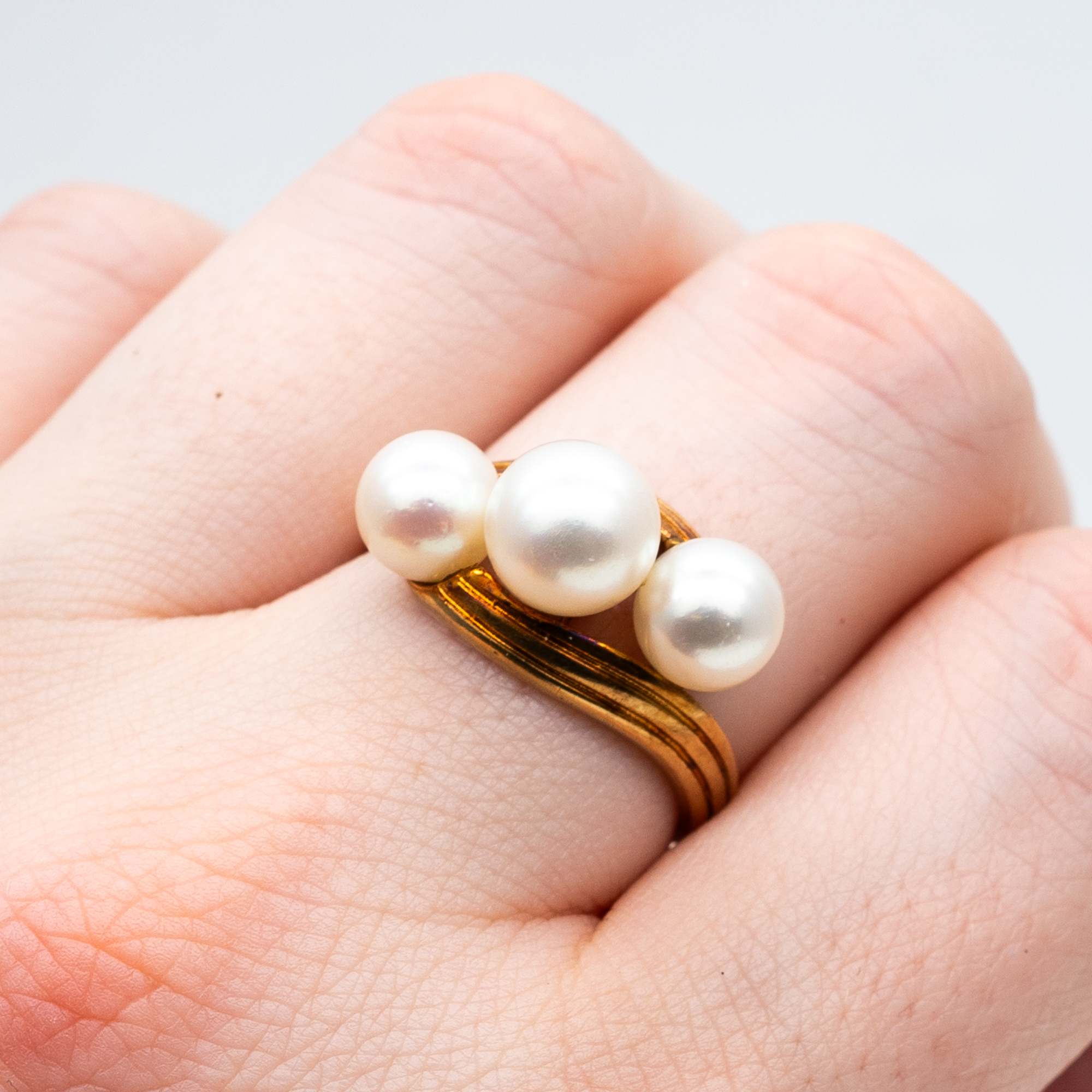 A 14ct yellow gold 3 stone cultured pearl ring - Image 3 of 4