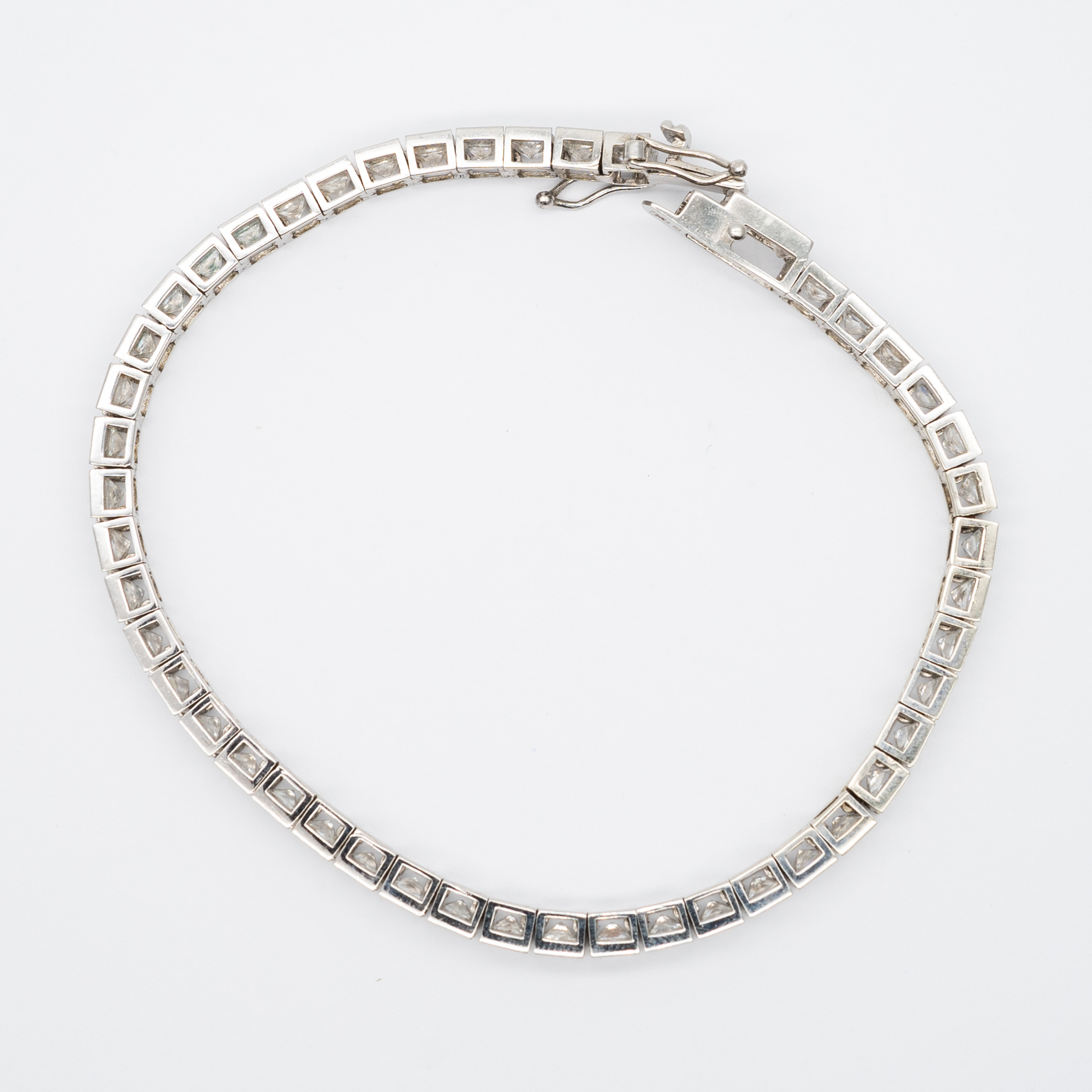 A 9ct white gold cz bracelet - Image 2 of 5