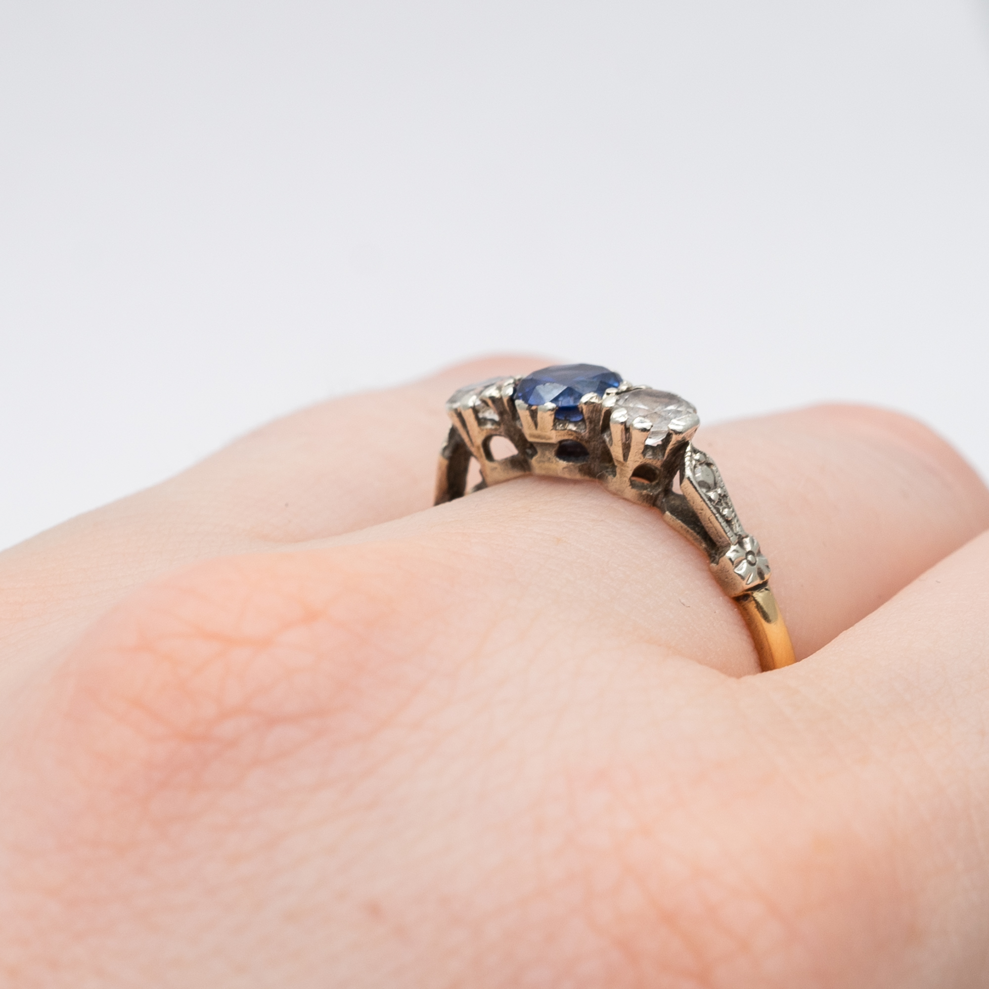 A 9ct yellow gold cz blue stone ring - Image 2 of 6