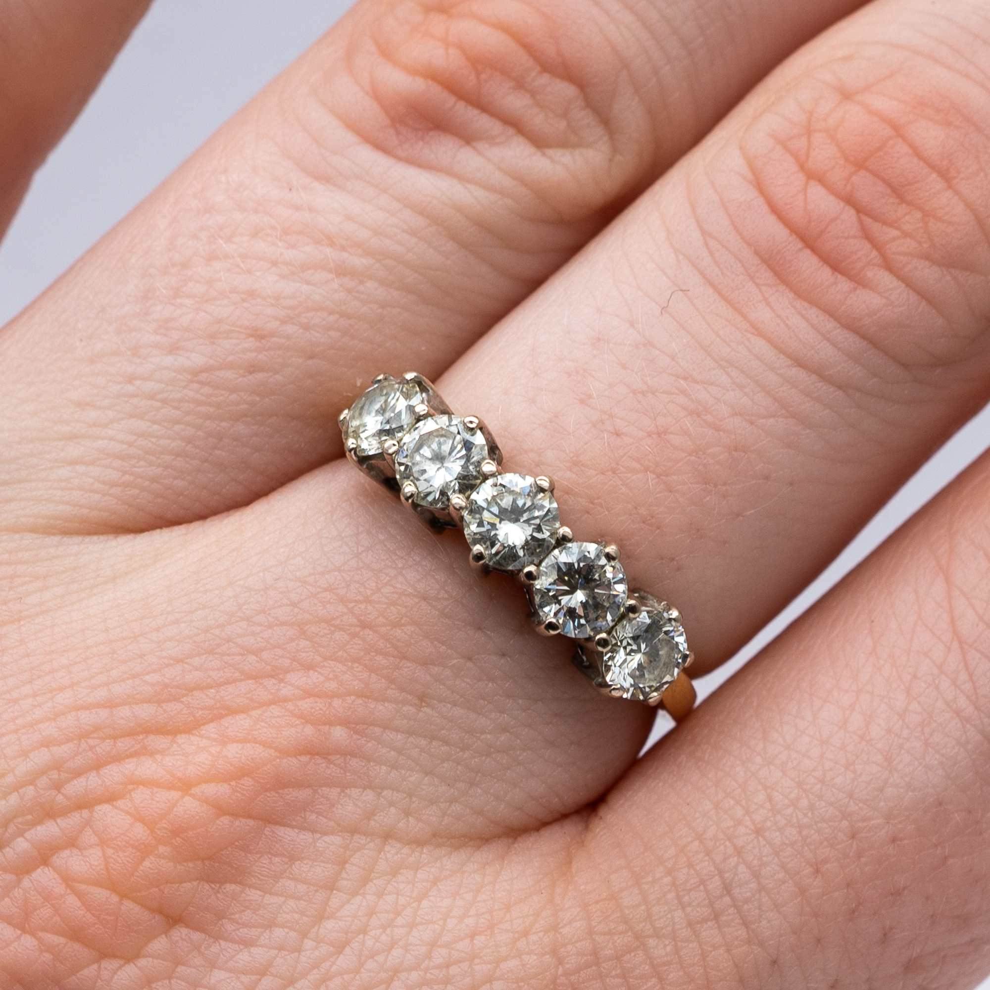 An 18ct yellow gold 5 stone diamond eternity ring - Image 5 of 7