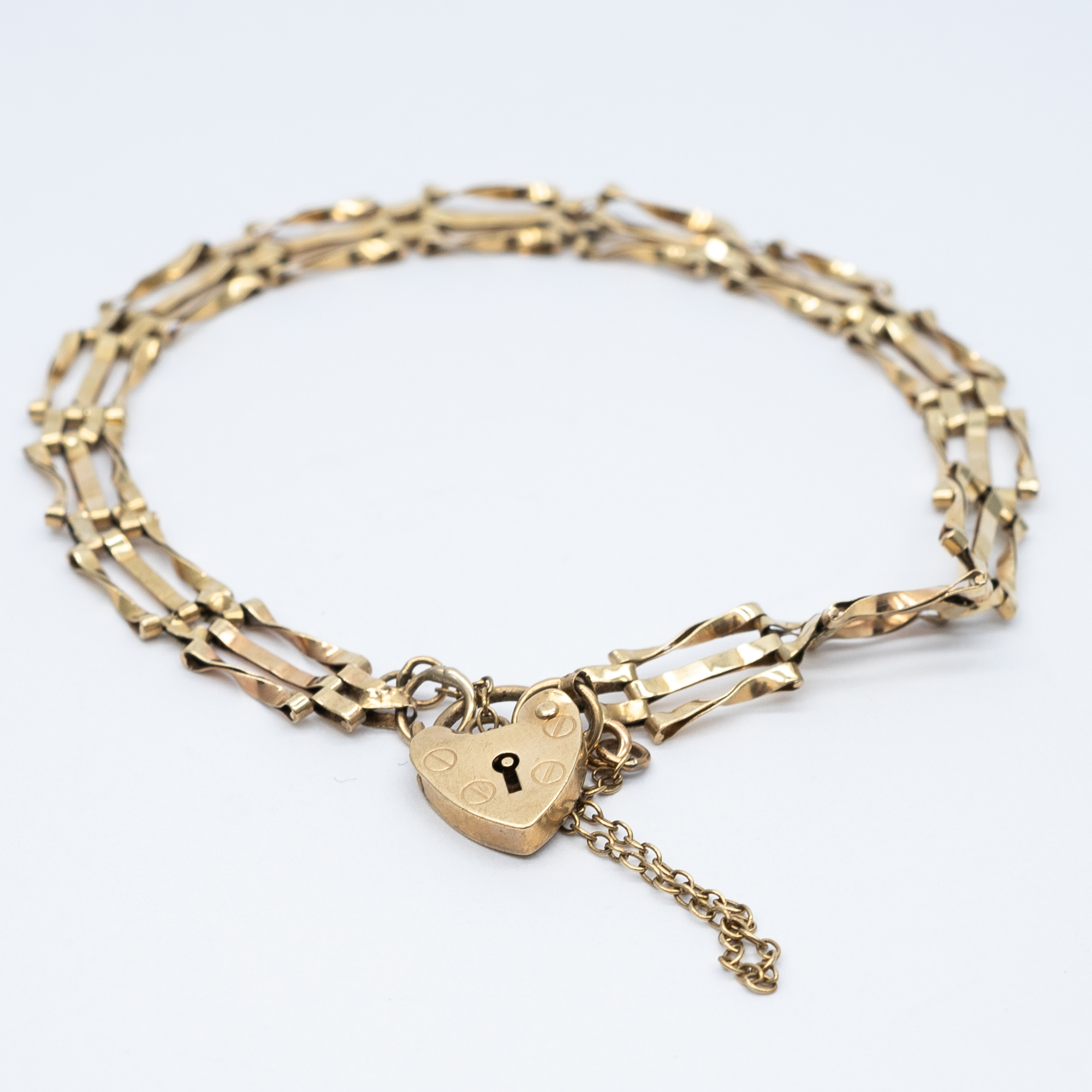 A 9ct yellow gold gate bracelet - Image 2 of 4