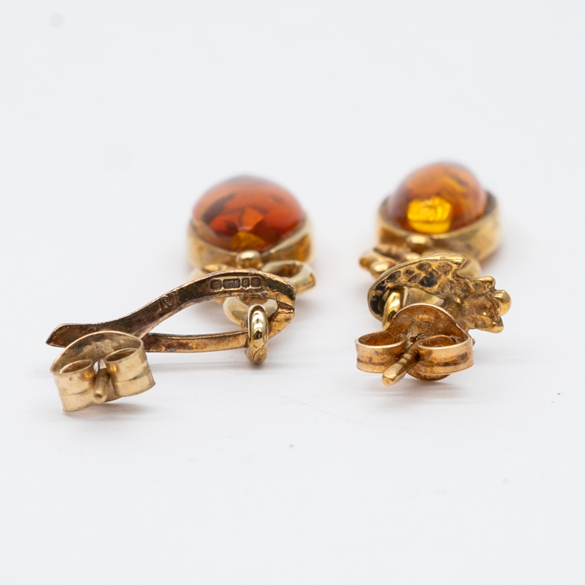 A pair of 9ct yellow gold amber drop earrings - Image 4 of 4