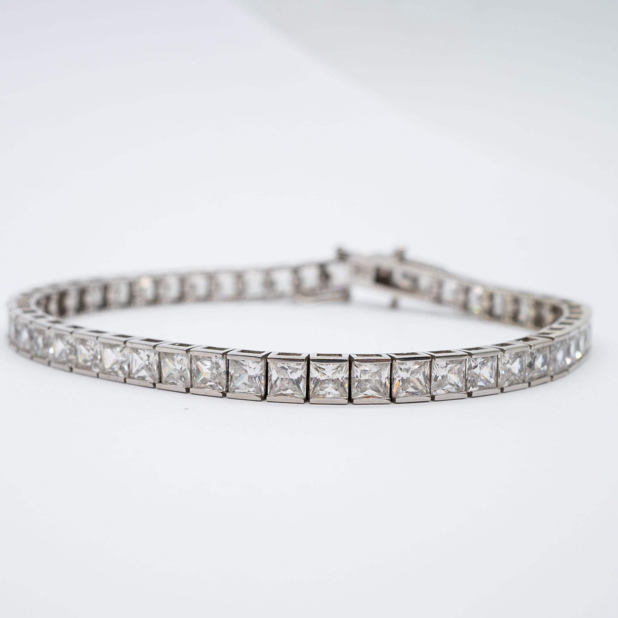 A 9ct white gold cz bracelet - Image 4 of 5