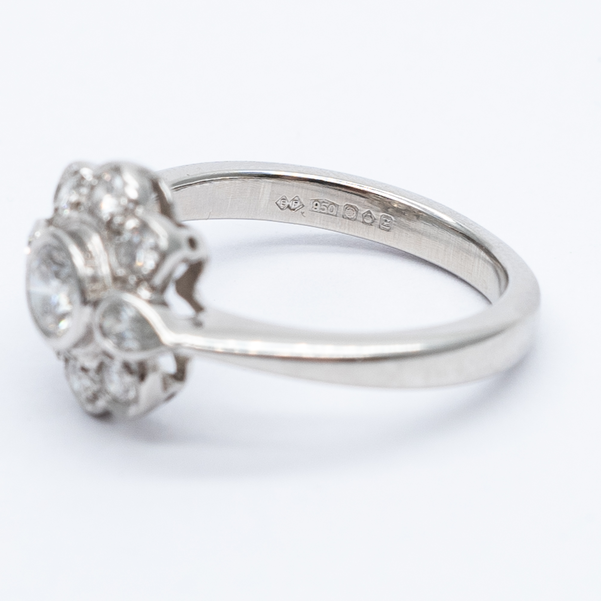 A platinum diamond cluster ring - Image 5 of 5