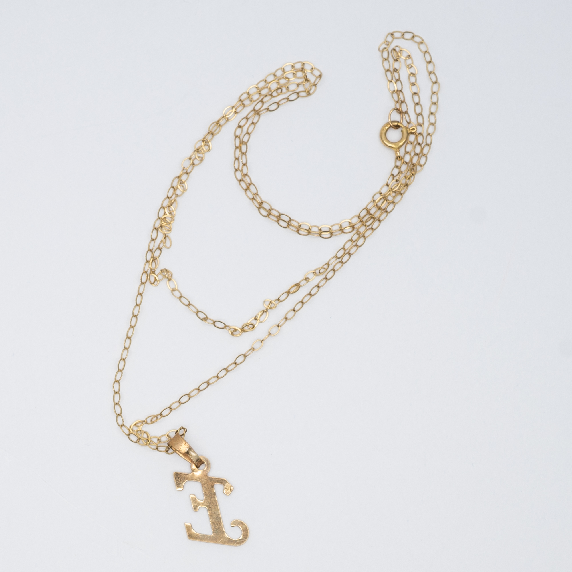 A 9ct yellow gold pendant and chain - Image 2 of 3