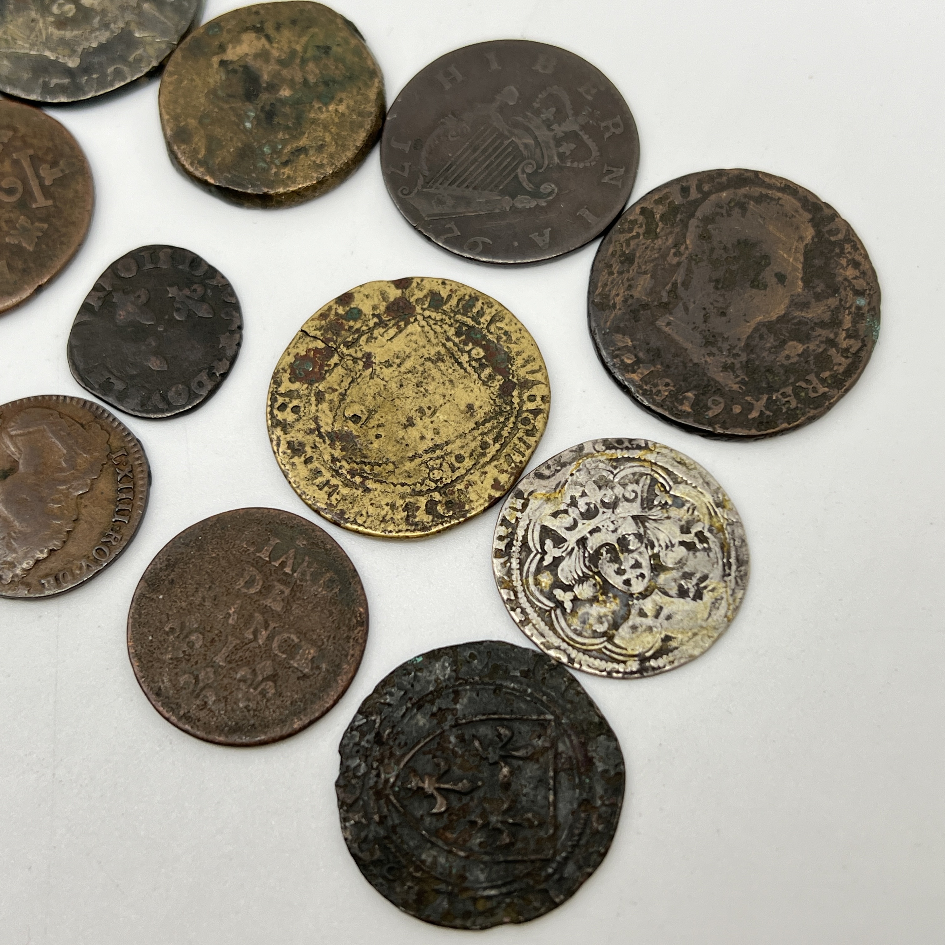 A mix of hammer coins - Image 3 of 5