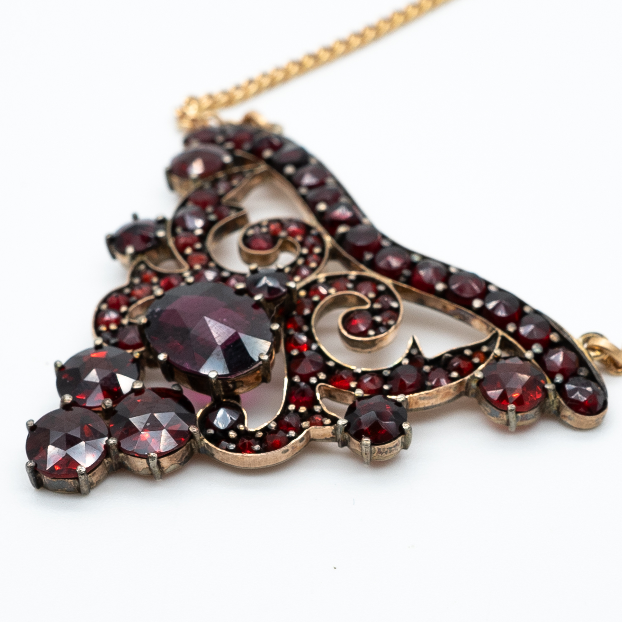 A 9ct yellow gold garnet stone set necklace - Image 4 of 4