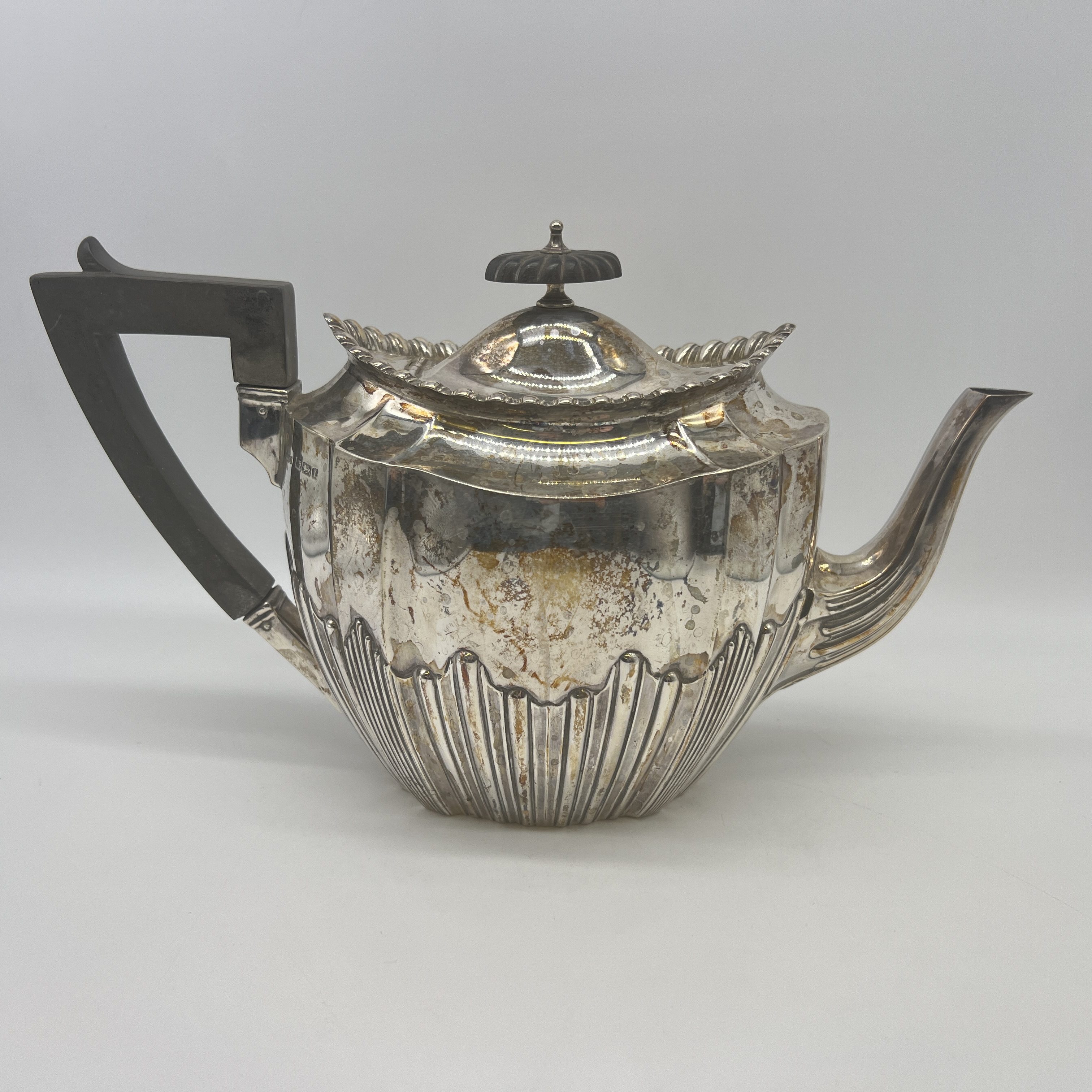 A silver teaset - Image 7 of 9