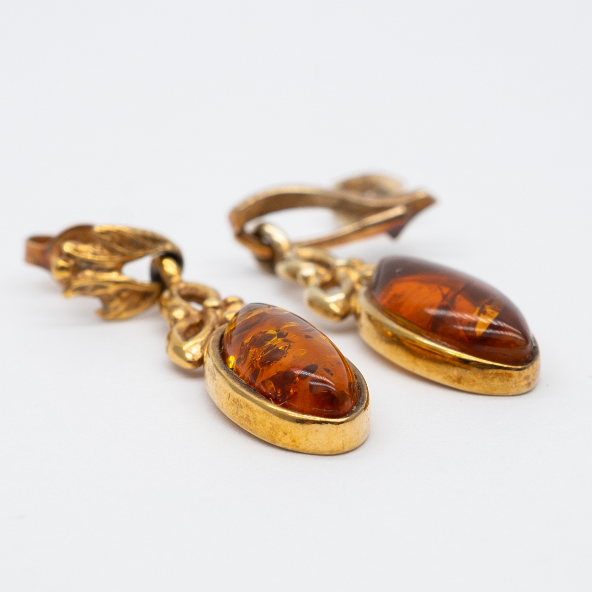 A pair of 9ct yellow gold amber drop earrings - Image 2 of 4