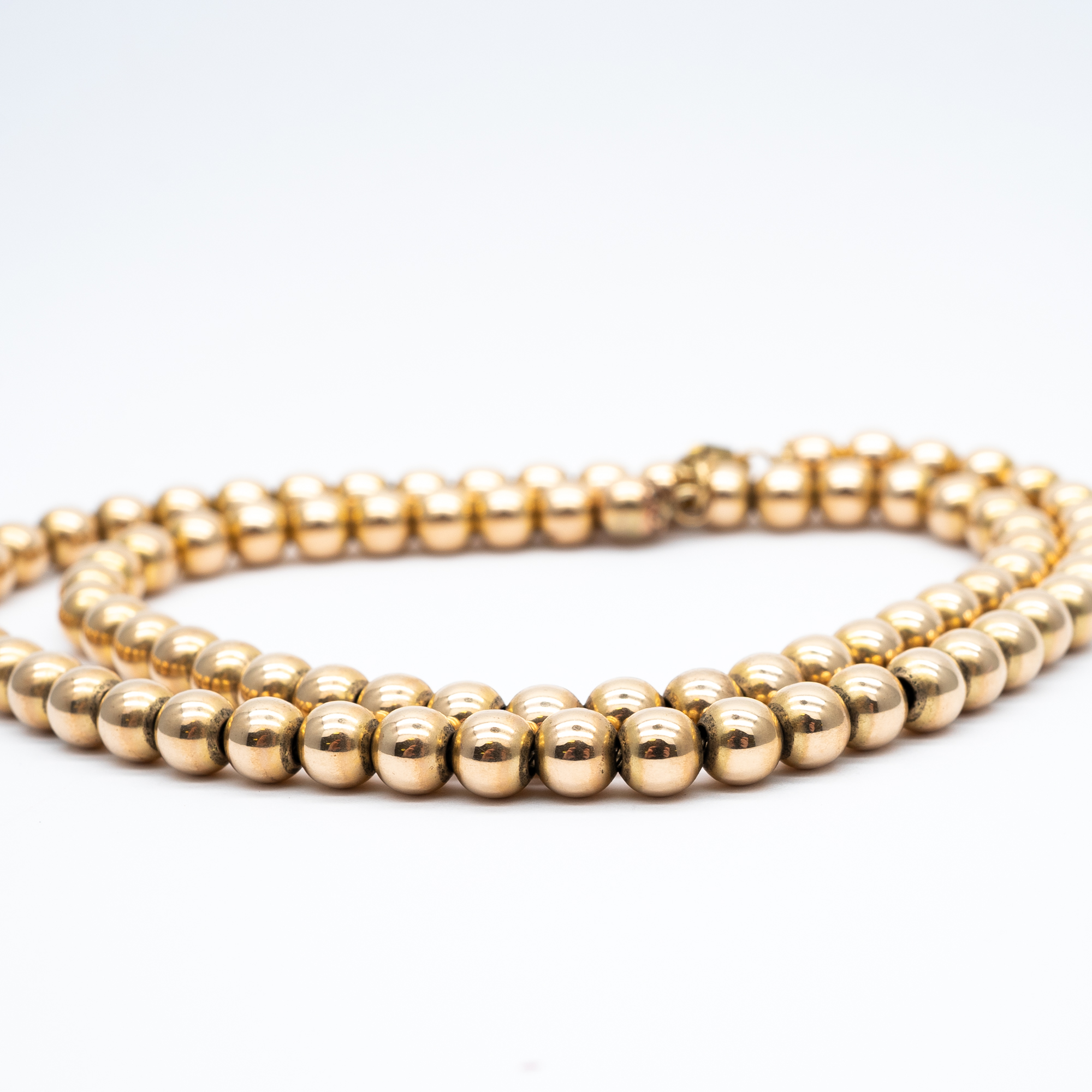 A 9ct yellow gold pearl ball necklace - Image 2 of 4