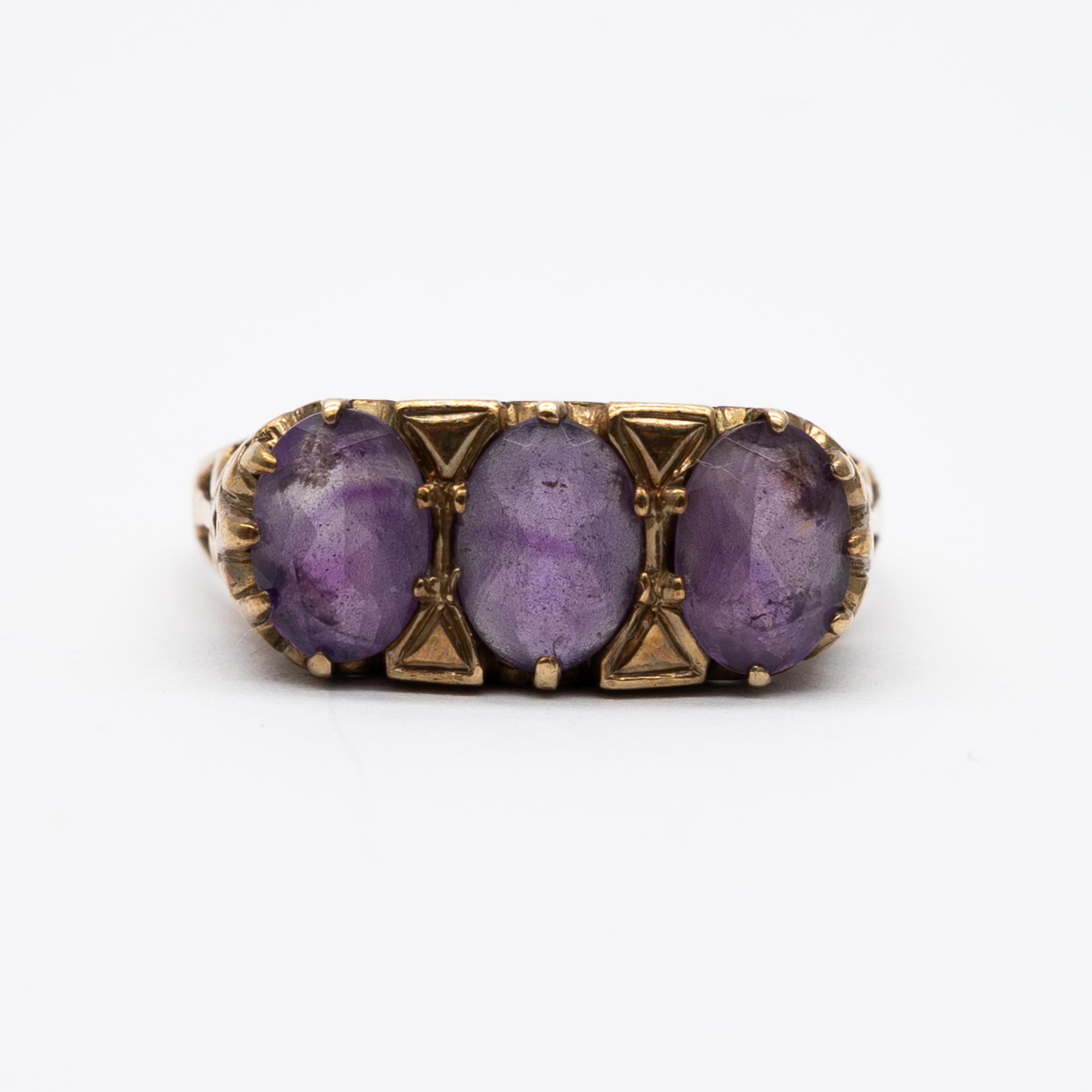 A 9ct yellow gold 3 stone amethyst ring