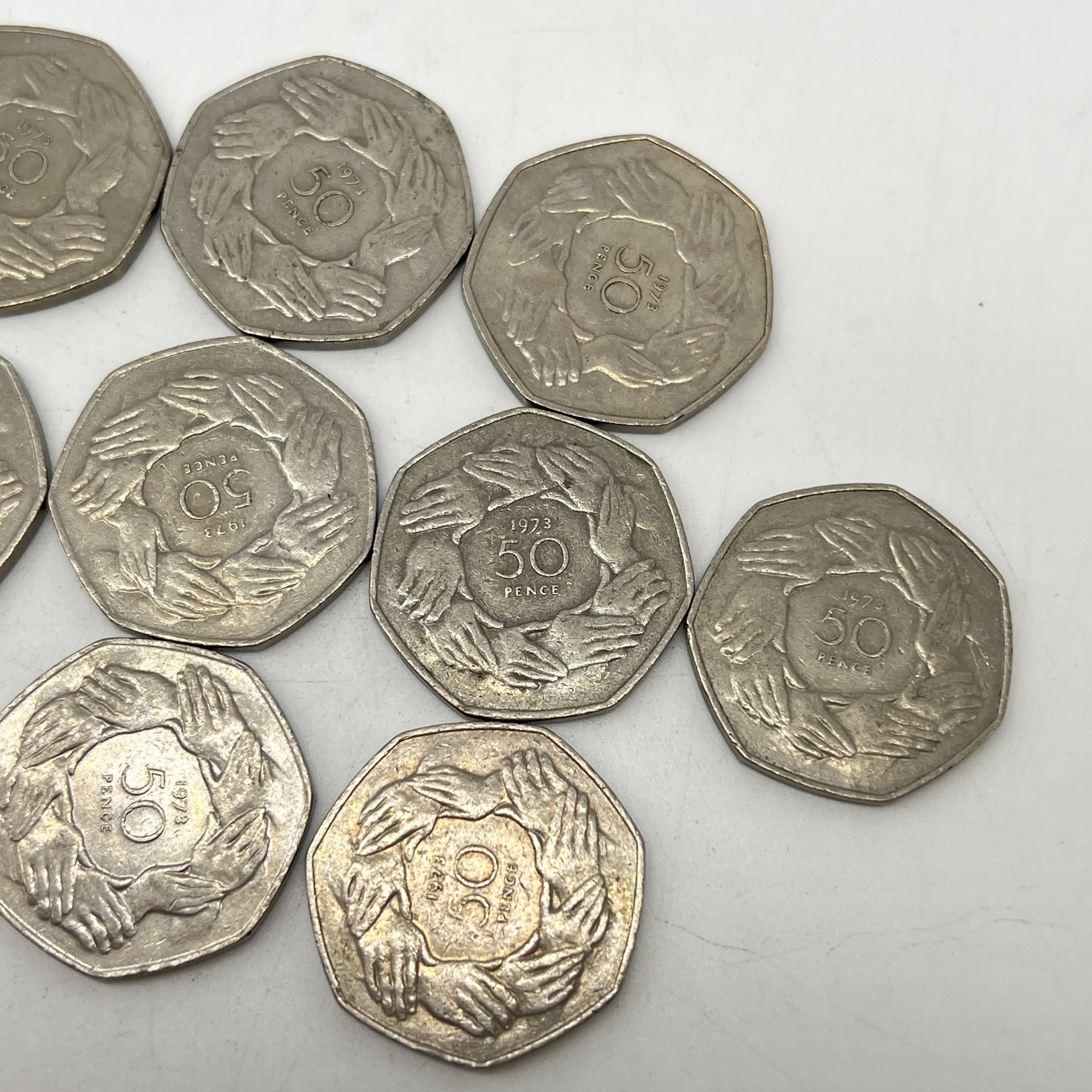 A collection of 50p coins - Image 3 of 5