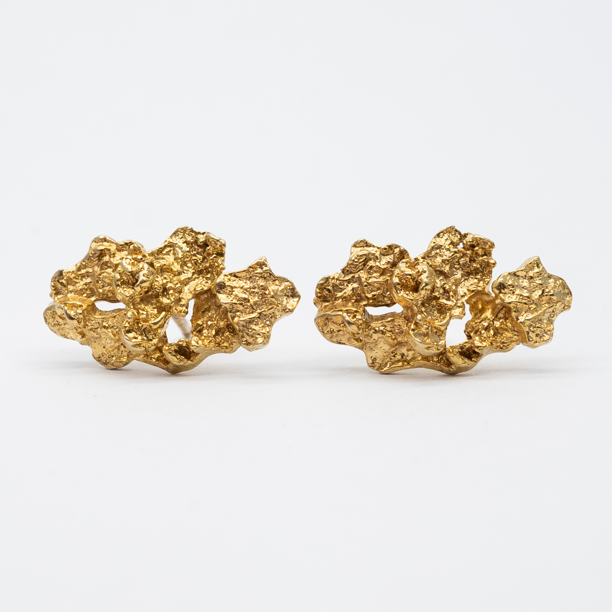 A pair of 9ct yellow gold nugget earrings - Image 5 of 5