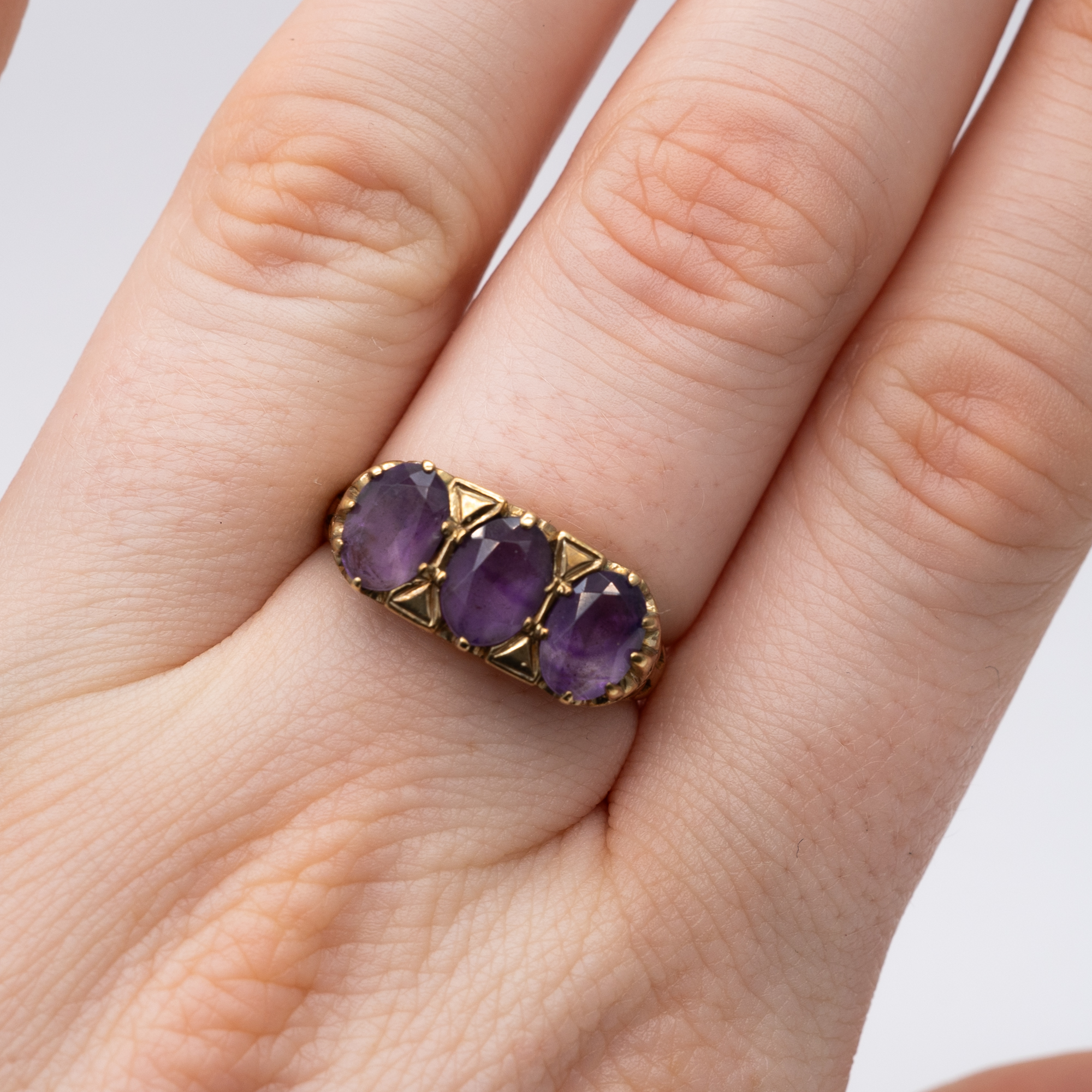 A 9ct yellow gold 3 stone amethyst ring - Image 4 of 6