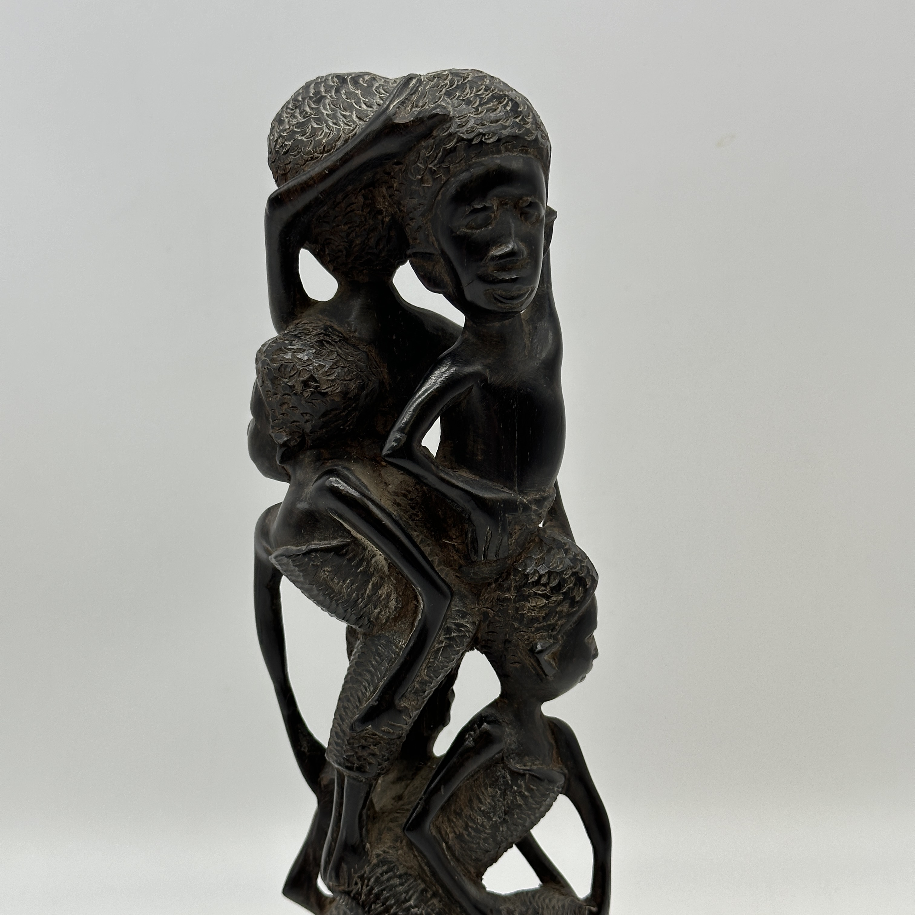 A vintage African carved figure - Image 5 of 6