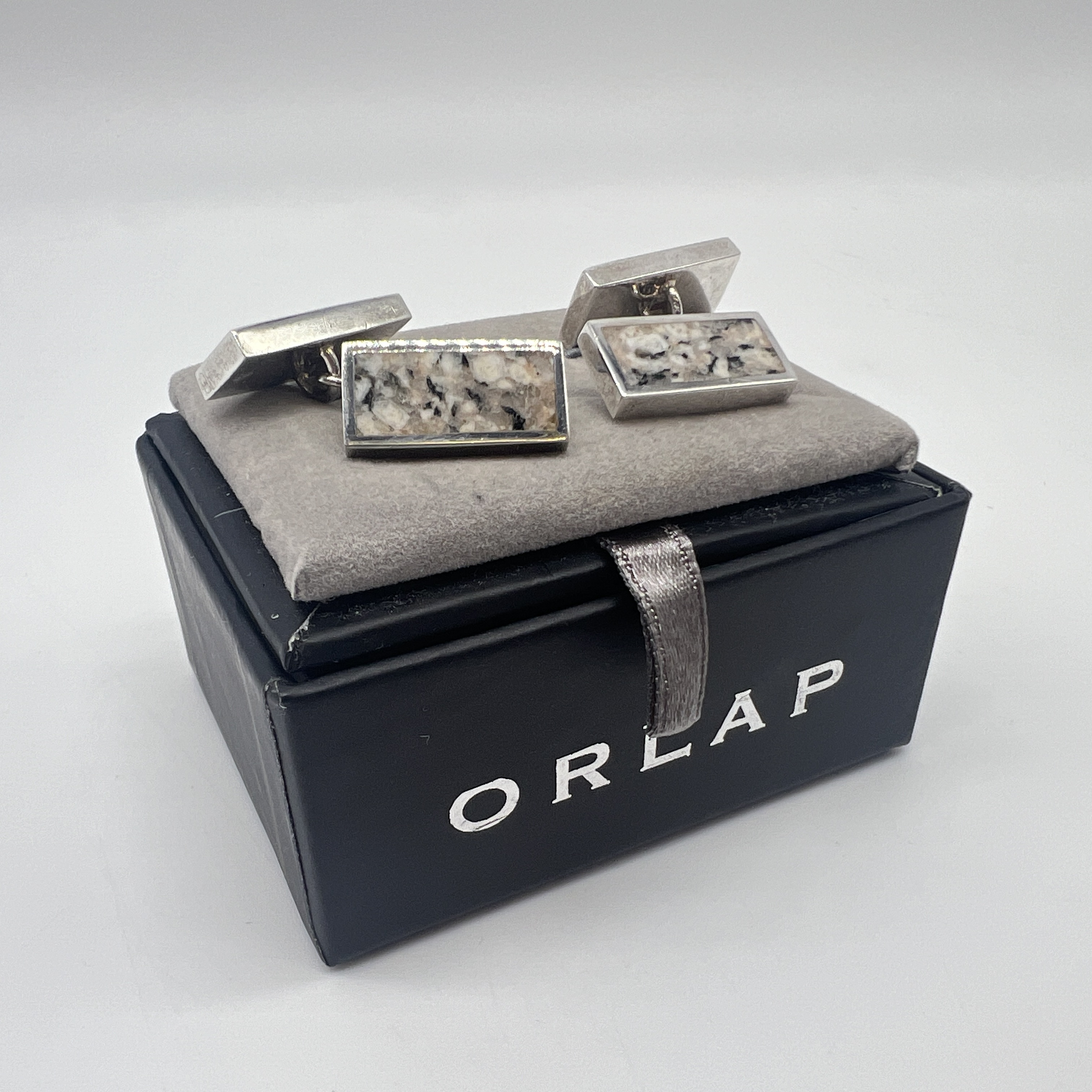 A pair of silver cufflinks - Image 2 of 4