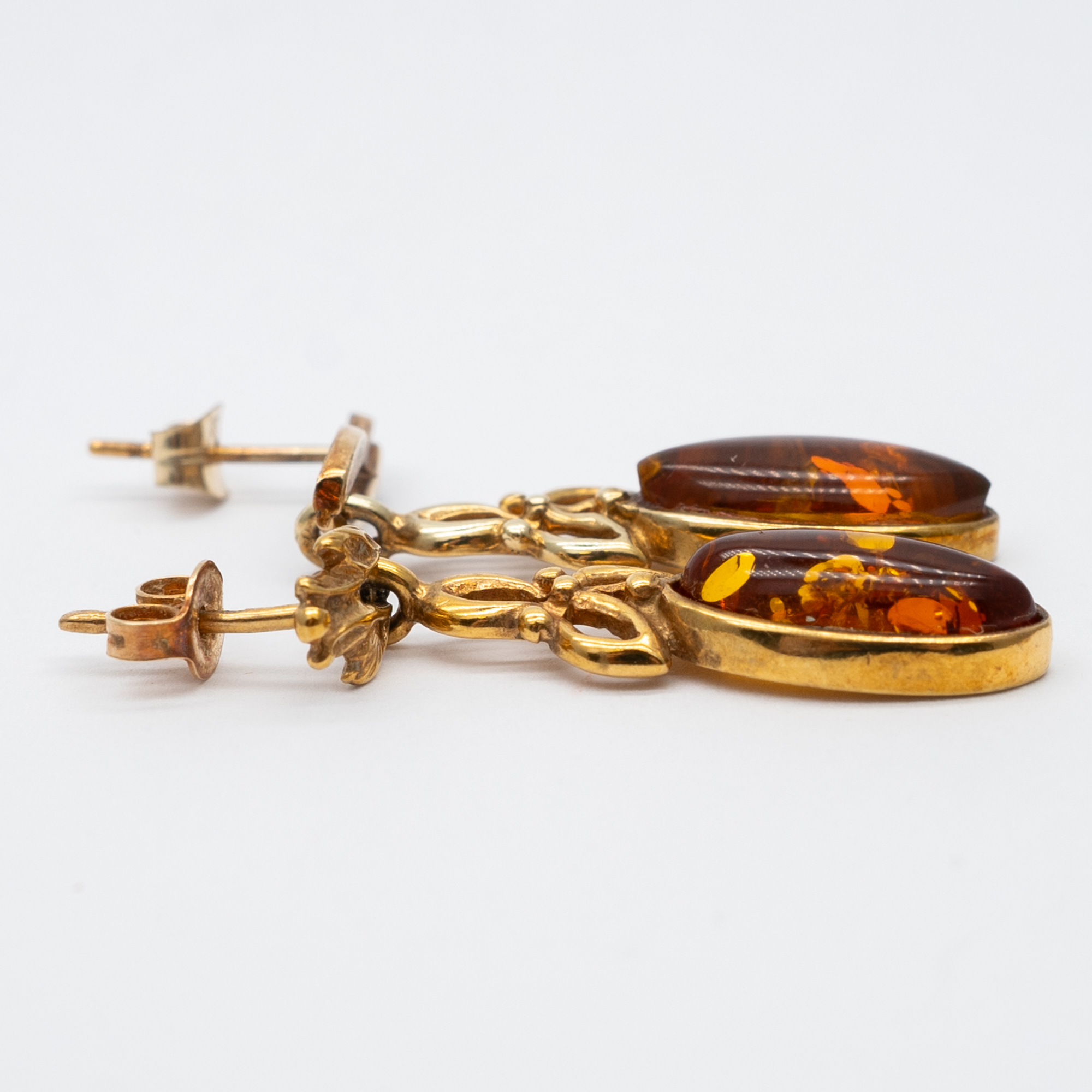 A pair of 9ct yellow gold amber drop earrings - Image 3 of 4