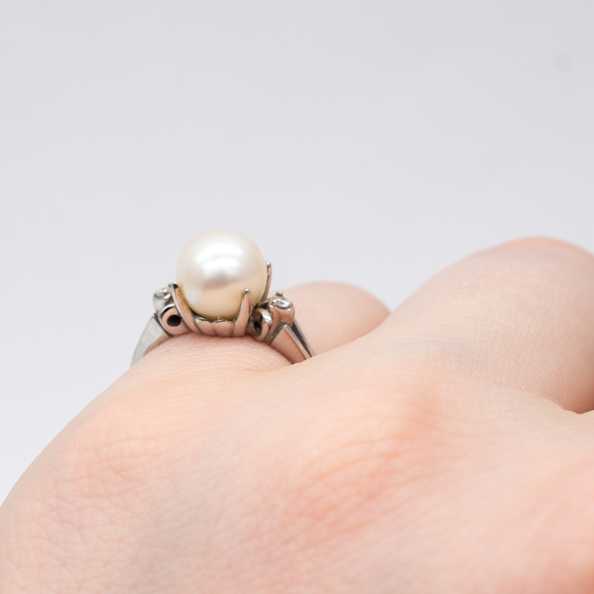 A 14ct white gold pearl and diamond ring with matching pendant - Image 7 of 7