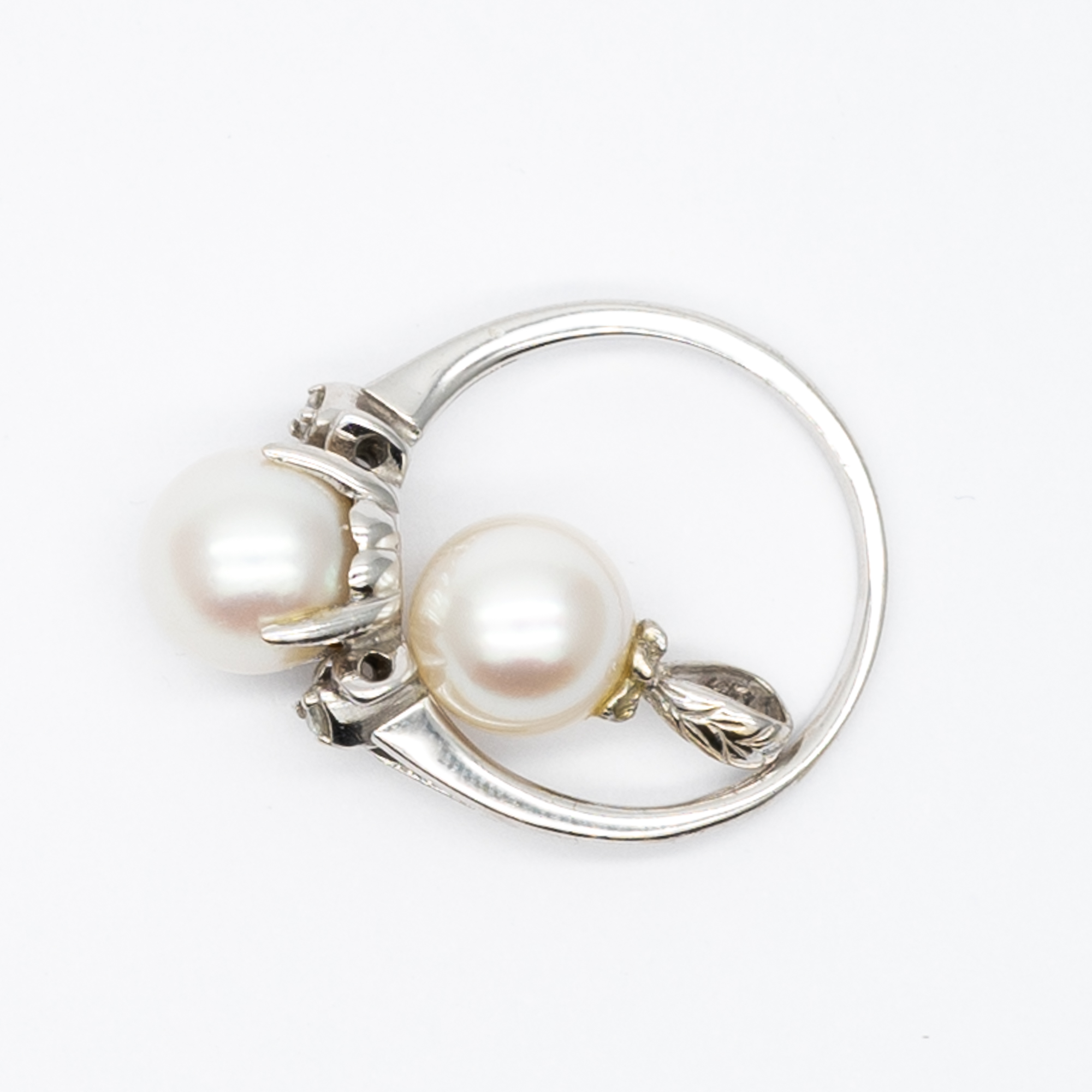 A 14ct white gold pearl and diamond ring with matching pendant - Image 5 of 7