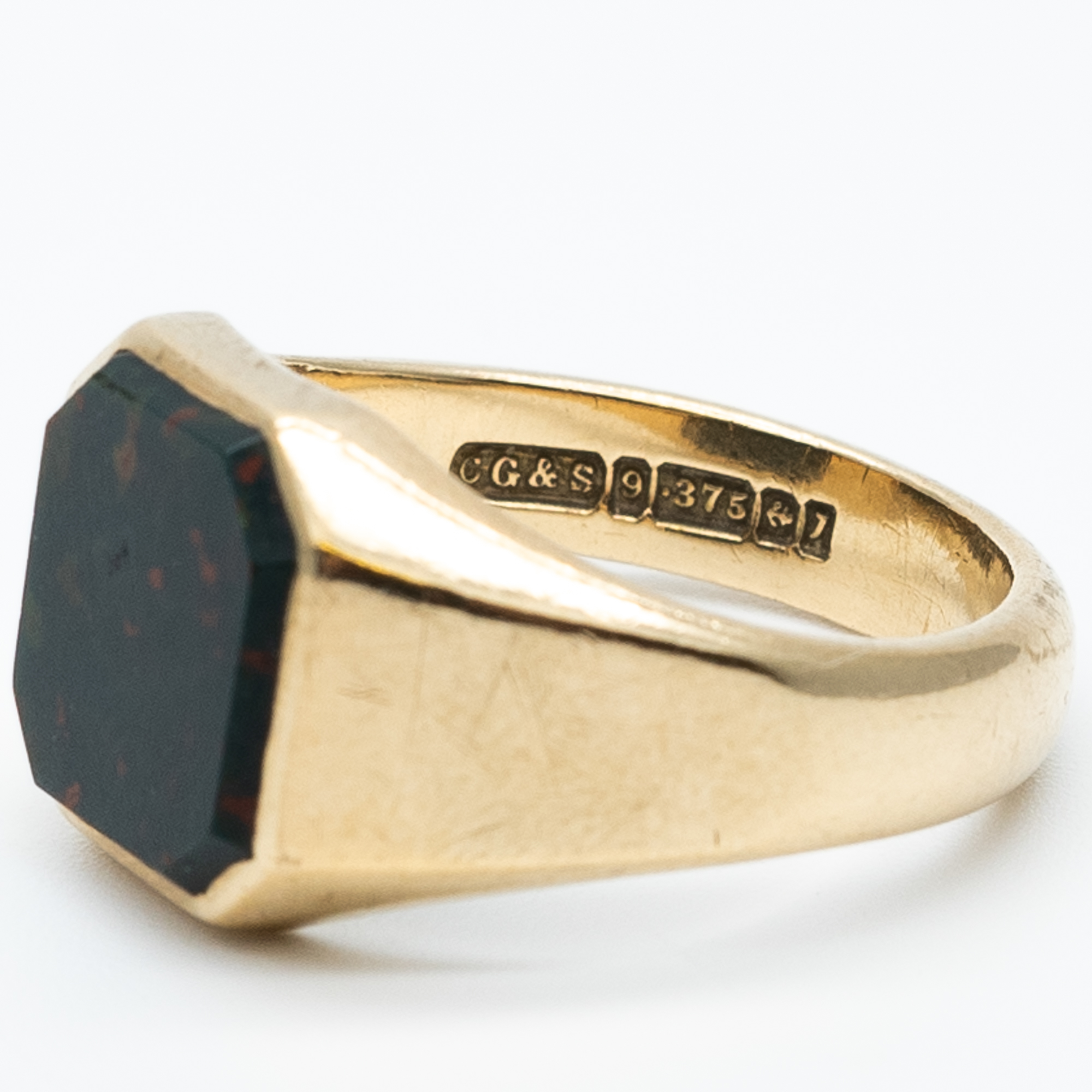 A 9ct yellow gold gents blood stone signet ring - Image 4 of 5