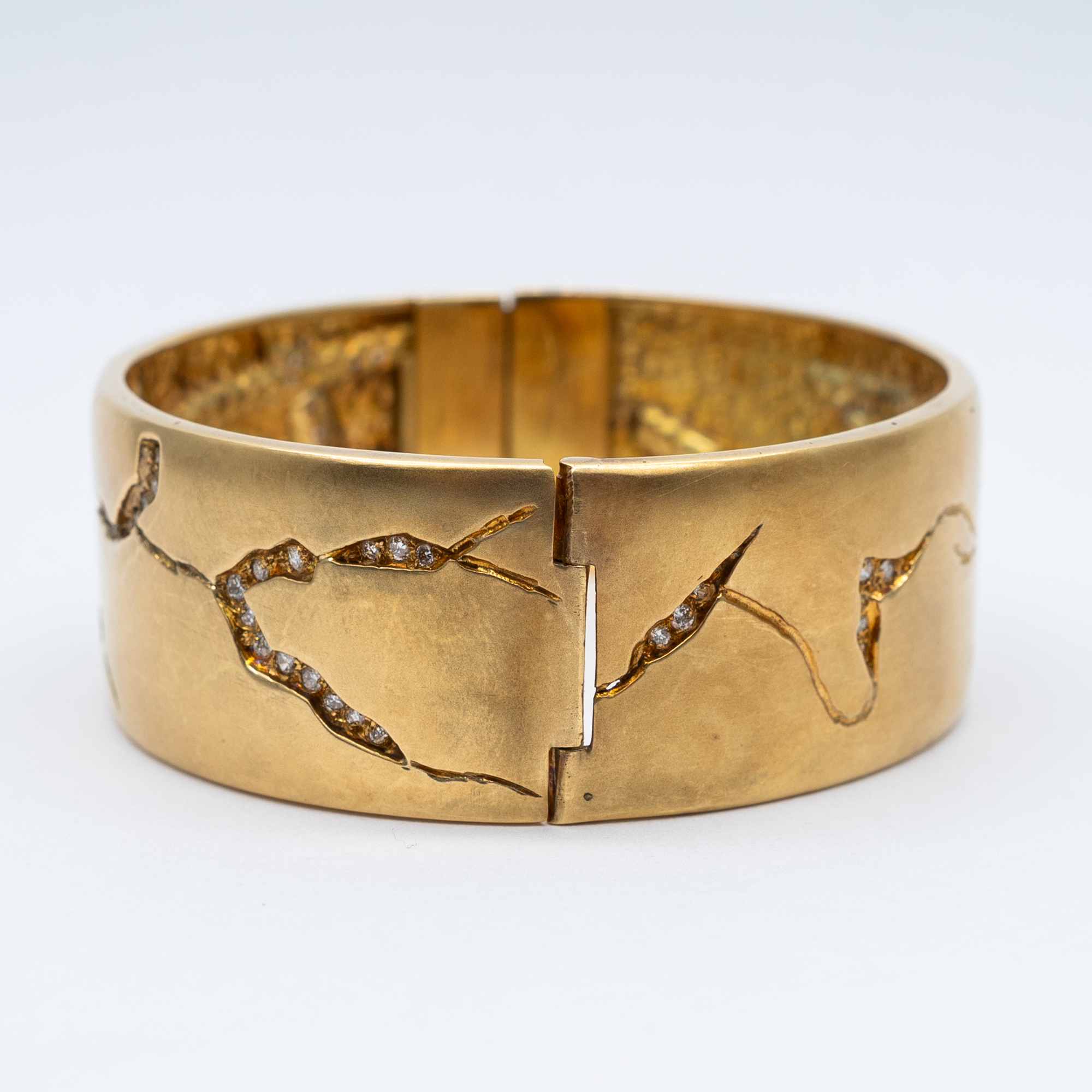 An 18ct yellow gold diamond bangle - Image 2 of 5