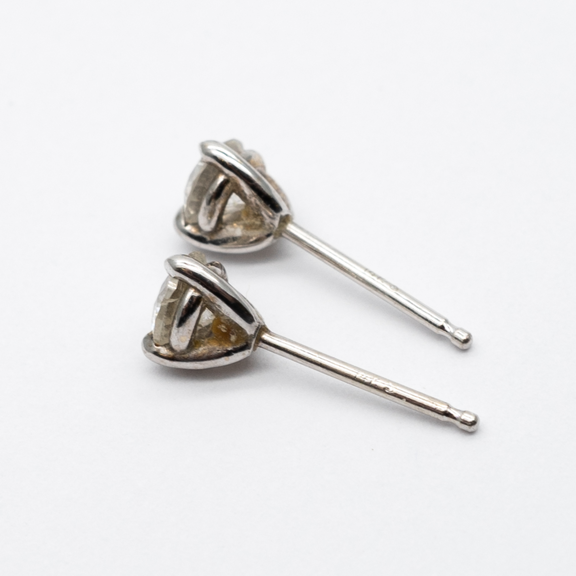 An 18ct white gold diamond dress ring and diamond stud earrings - Image 6 of 7