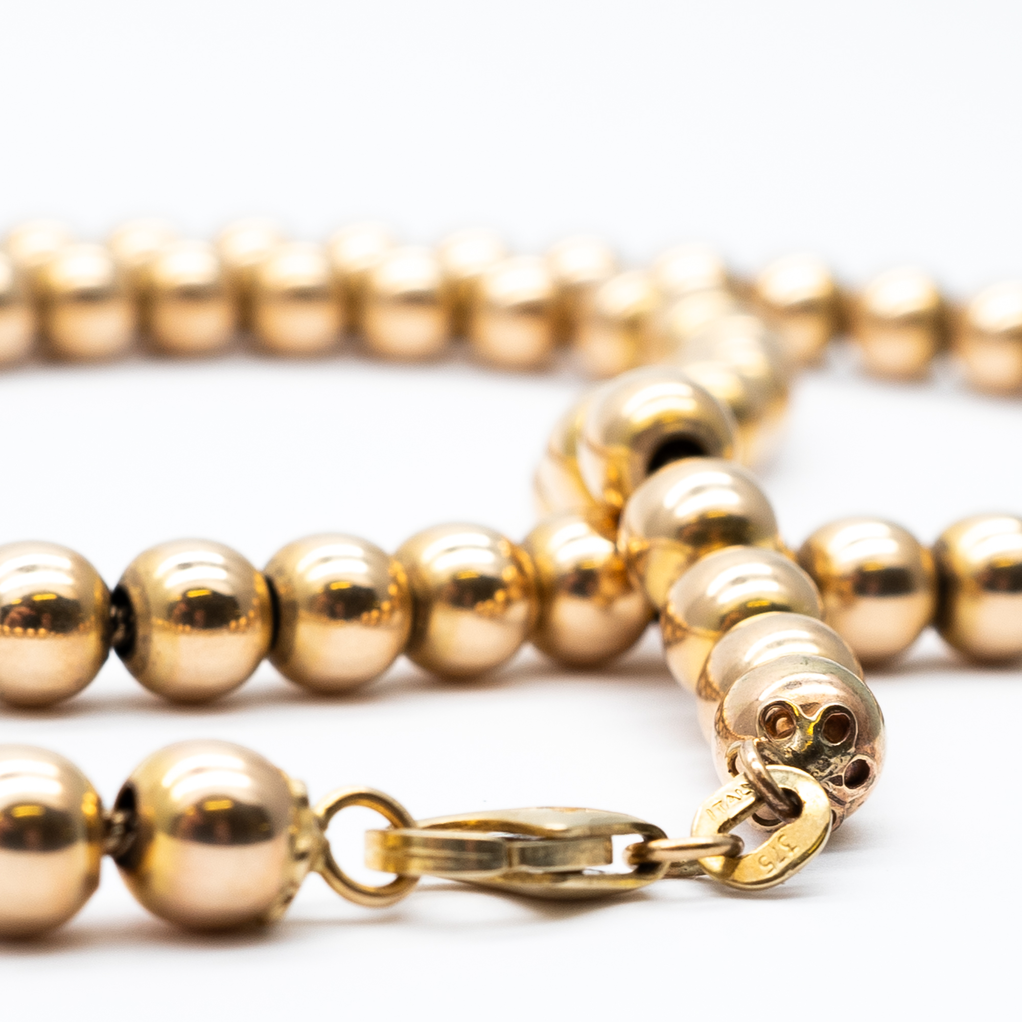 A 9ct yellow gold pearl ball necklace - Image 4 of 4