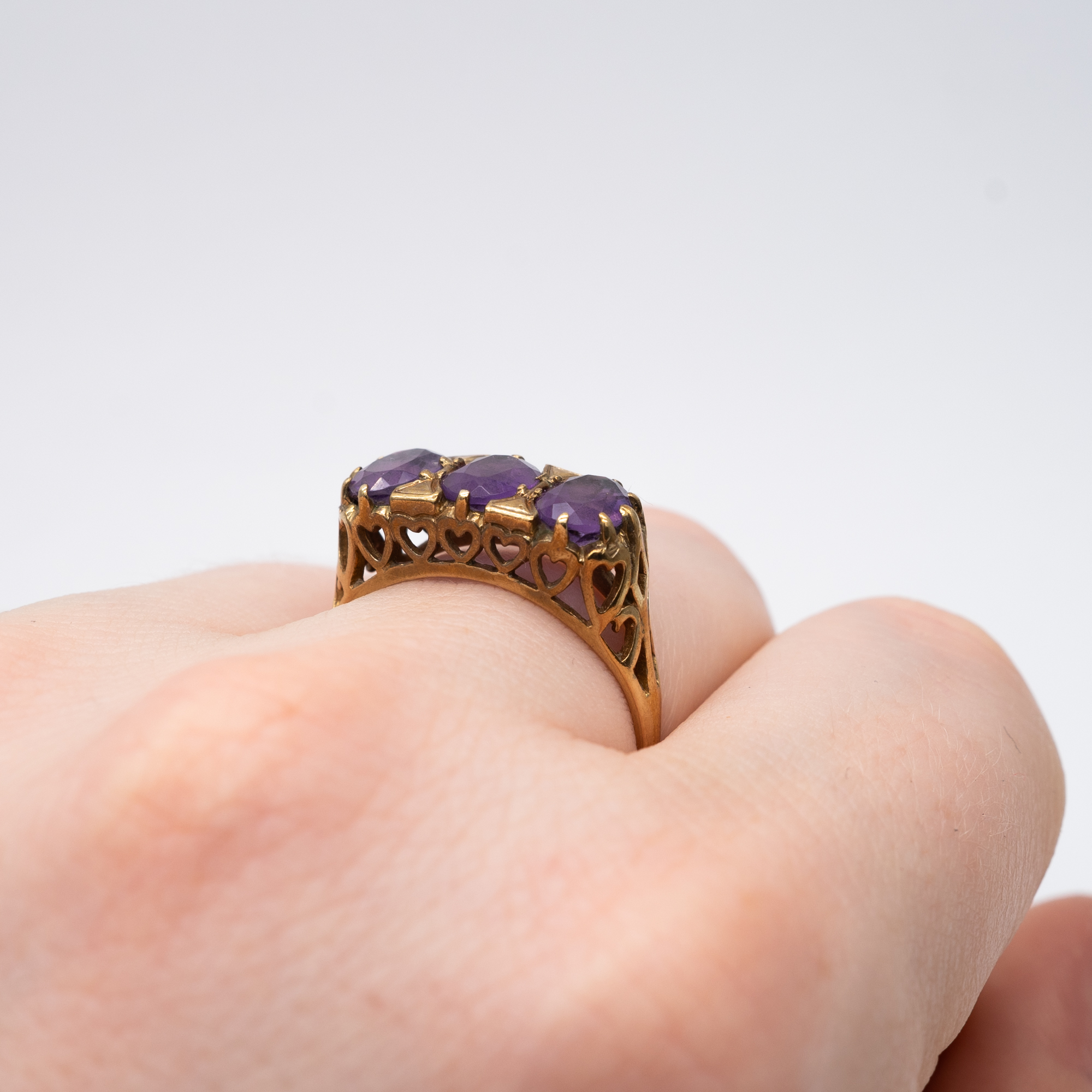 A 9ct yellow gold 3 stone amethyst ring - Image 5 of 6