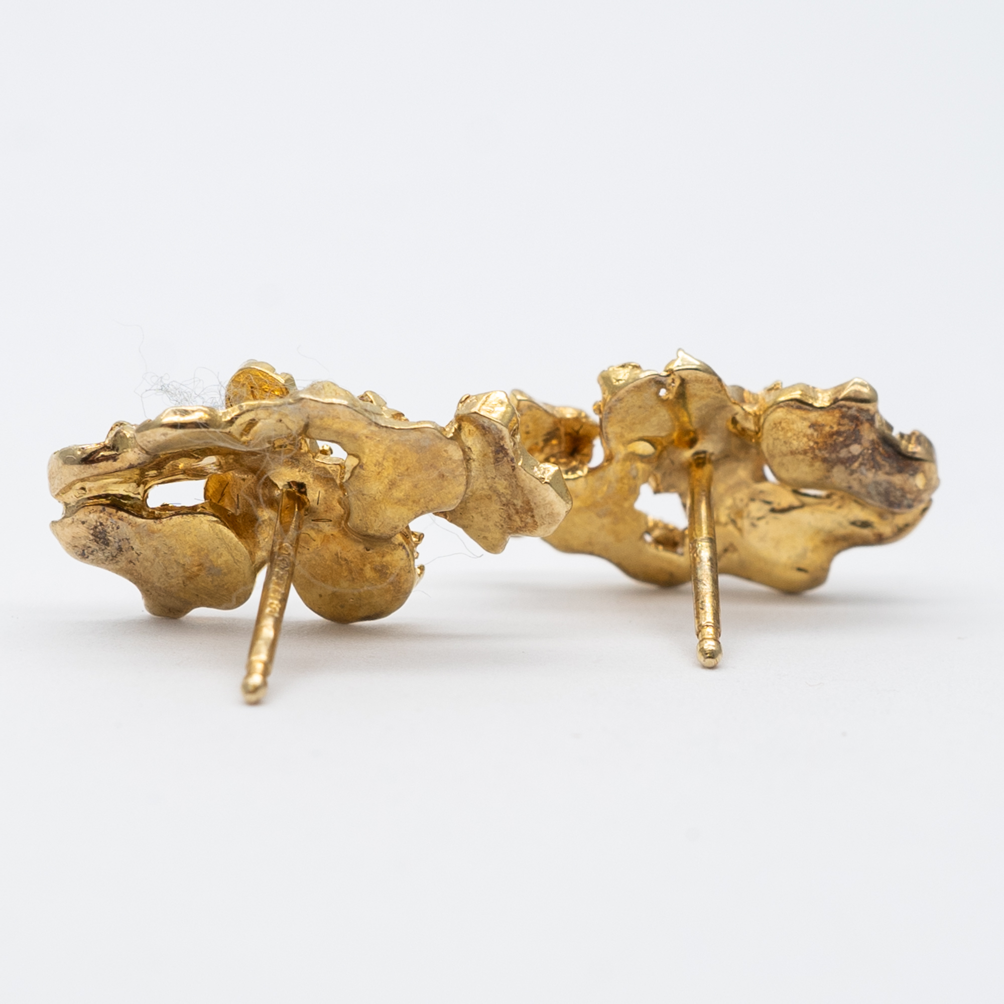 A pair of 9ct yellow gold nugget earrings - Image 2 of 5