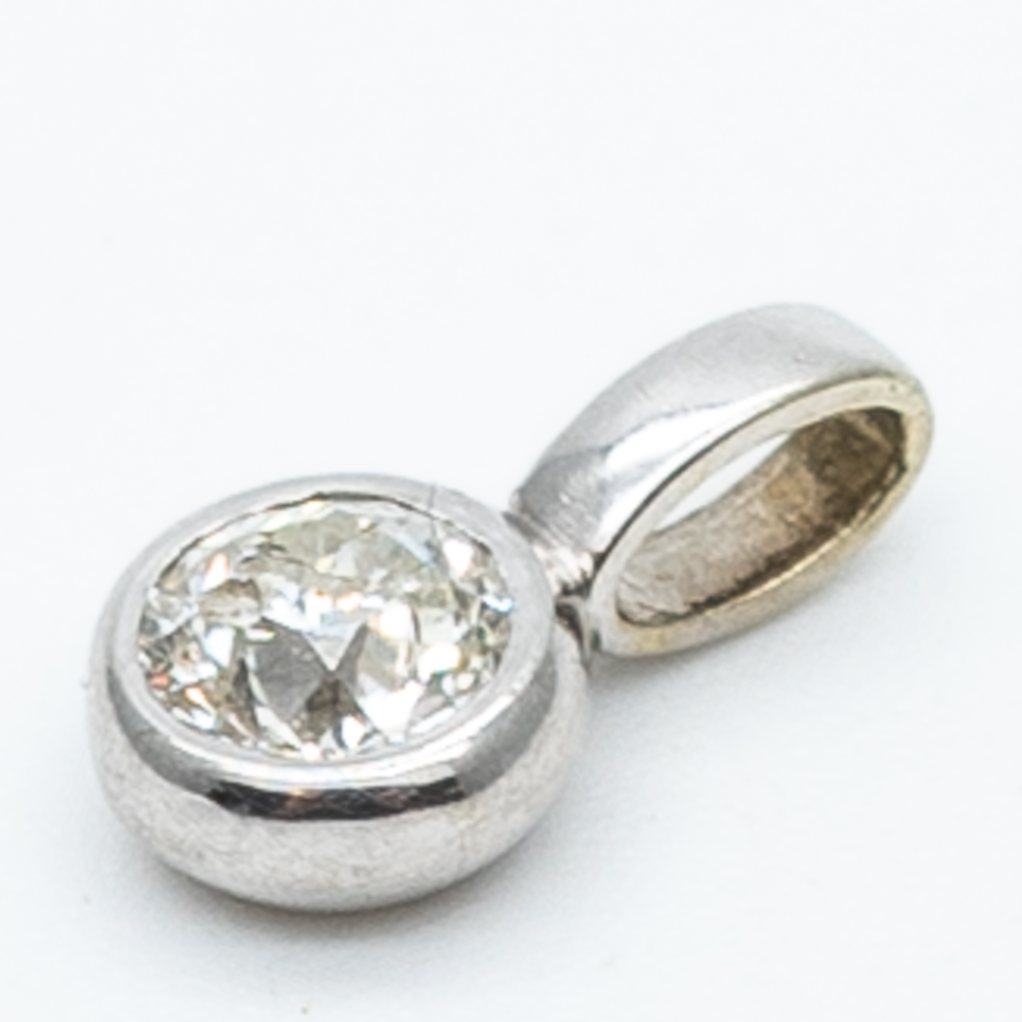 A 9ct white gold diamond pendant - Image 3 of 3