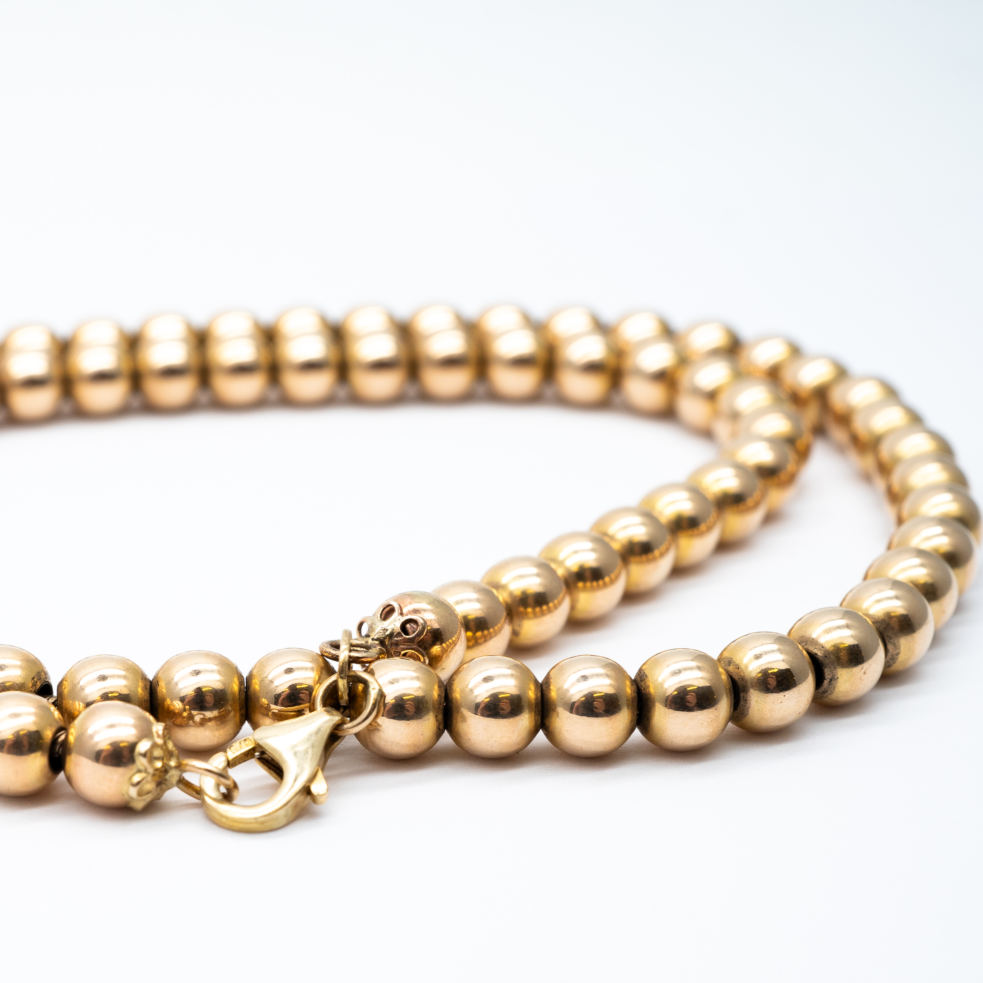 A 9ct yellow gold pearl ball necklace - Image 3 of 4