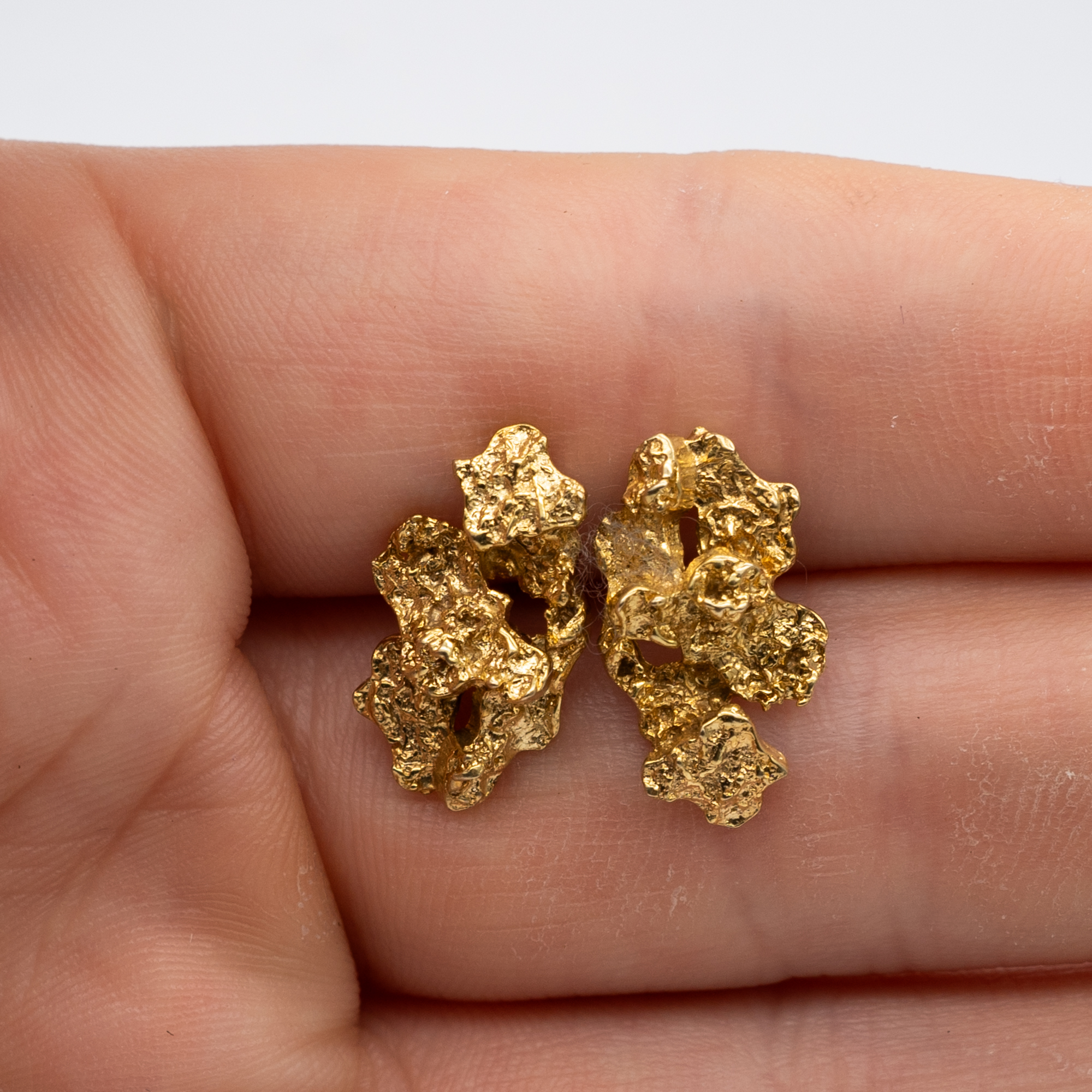 A pair of 9ct yellow gold nugget earrings - Image 4 of 5