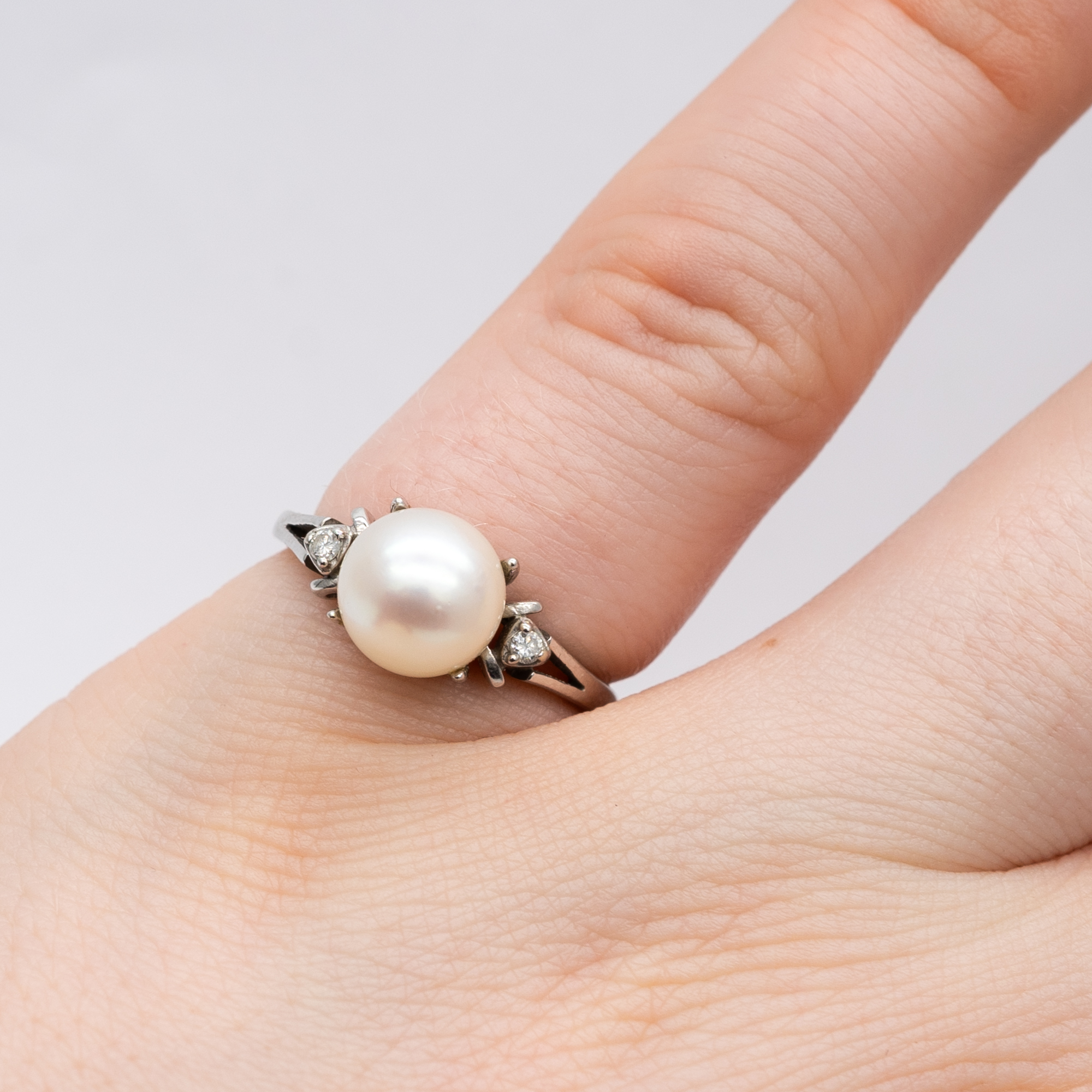 A 14ct white gold pearl and diamond ring with matching pendant - Image 6 of 7