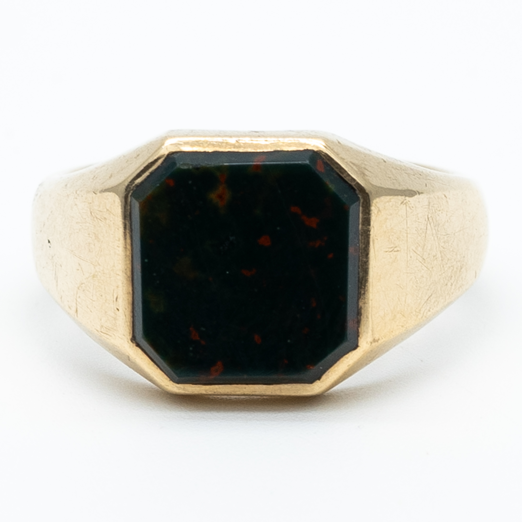 A 9ct yellow gold gents blood stone signet ring