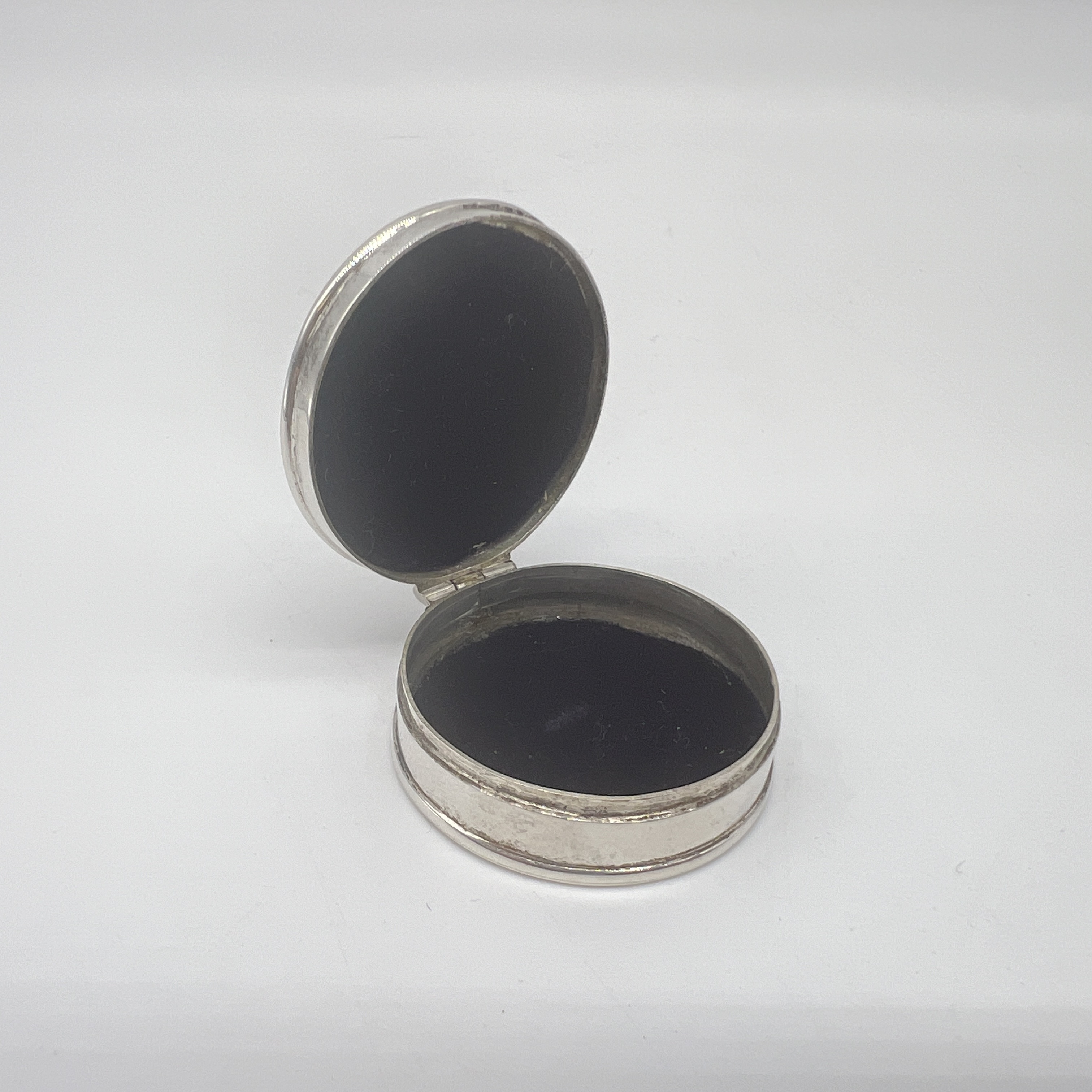 A Douglas Pell silver and mother of pearl pill box - Image 4 of 4