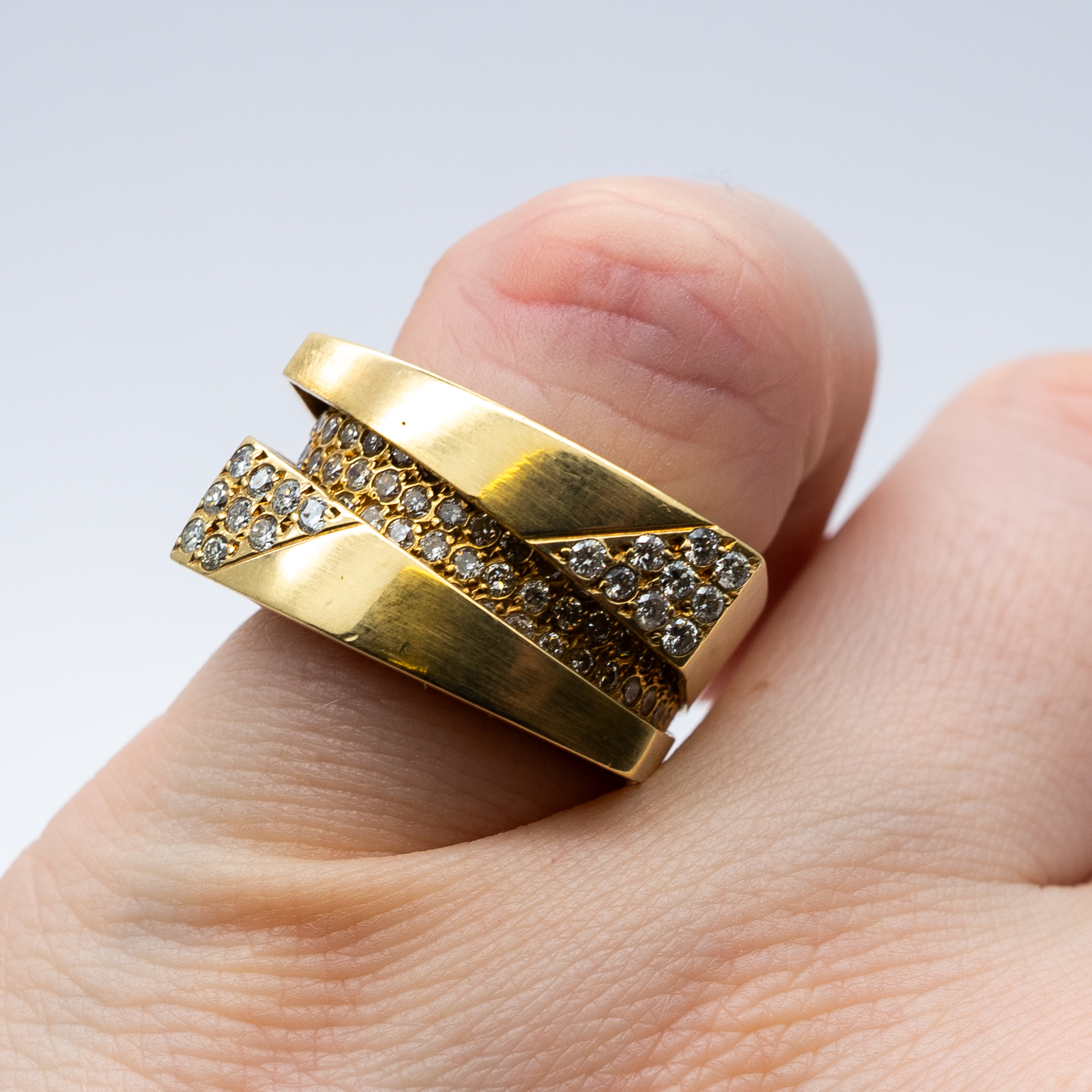 An 18ct yellow gold diamond ring - Image 5 of 5