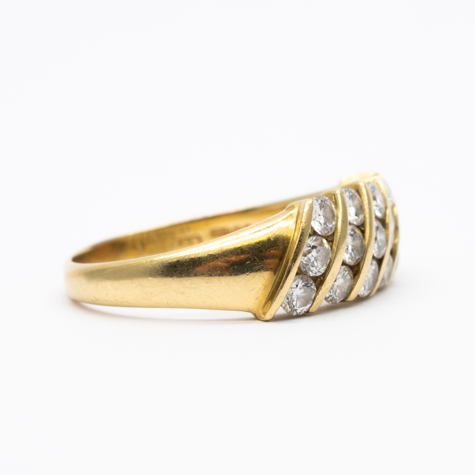 An 18ct yellow gold diamond ring - Image 2 of 6