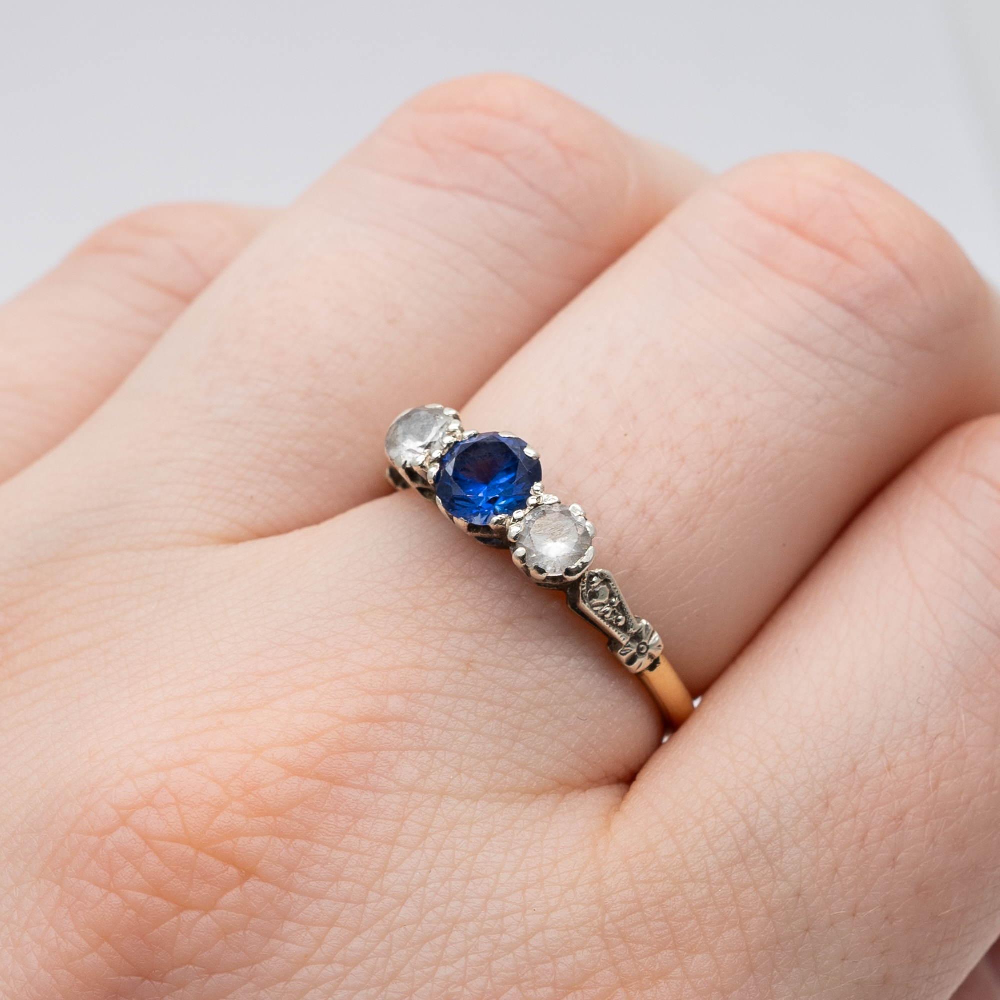 A 9ct yellow gold cz blue stone ring - Image 5 of 6
