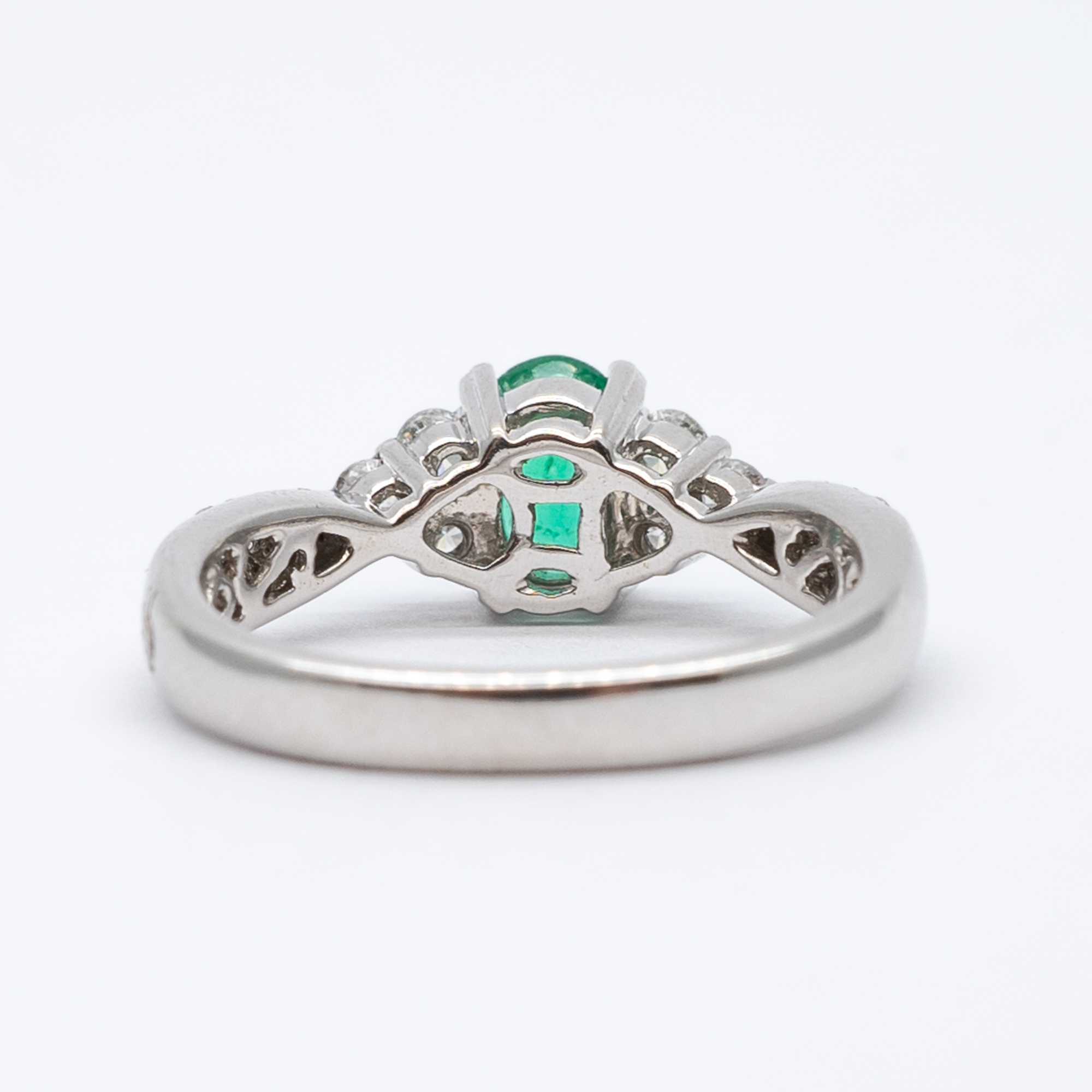 A 14ct white gold columbian emerald and diamond ring - Image 4 of 6