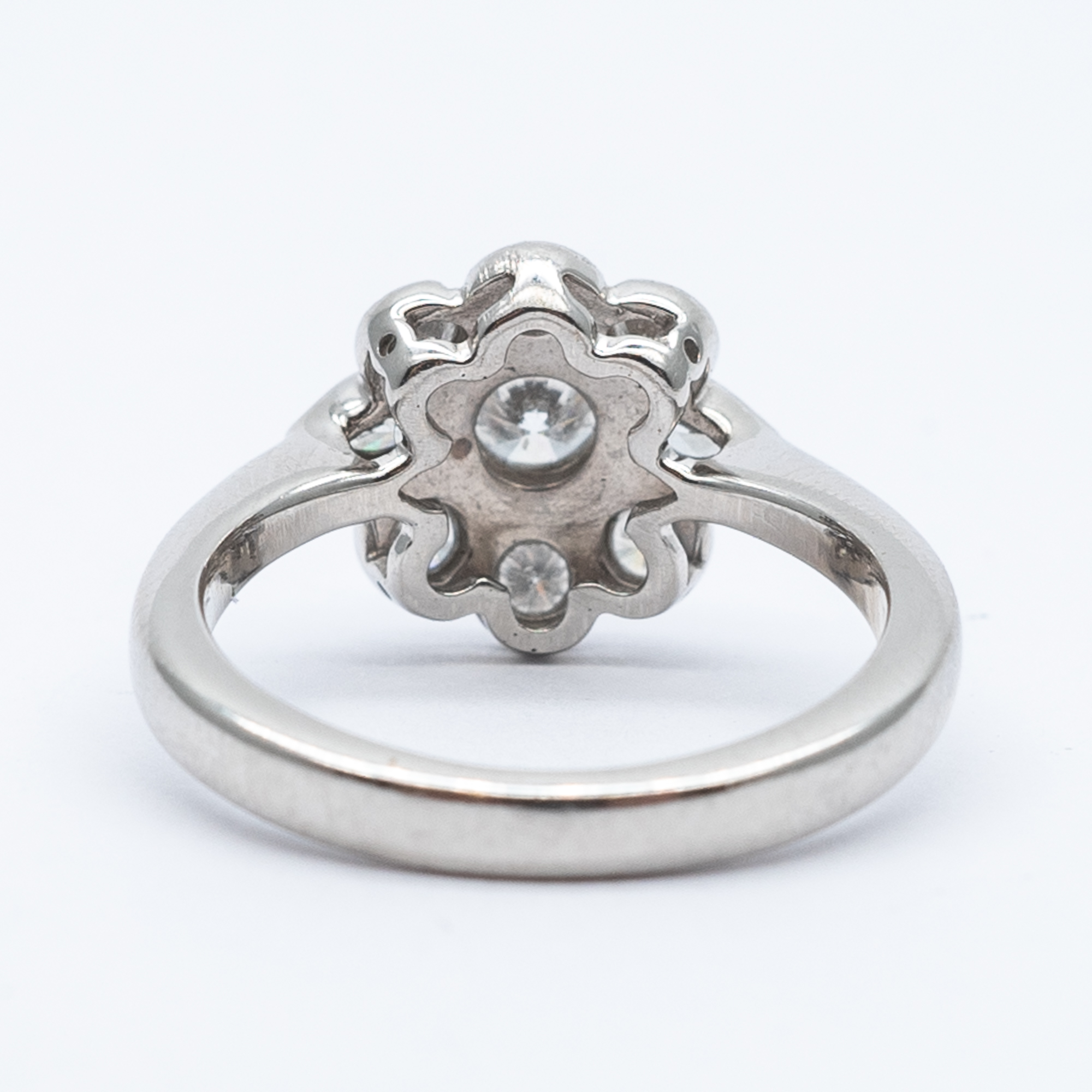 A platinum diamond cluster ring - Image 2 of 5