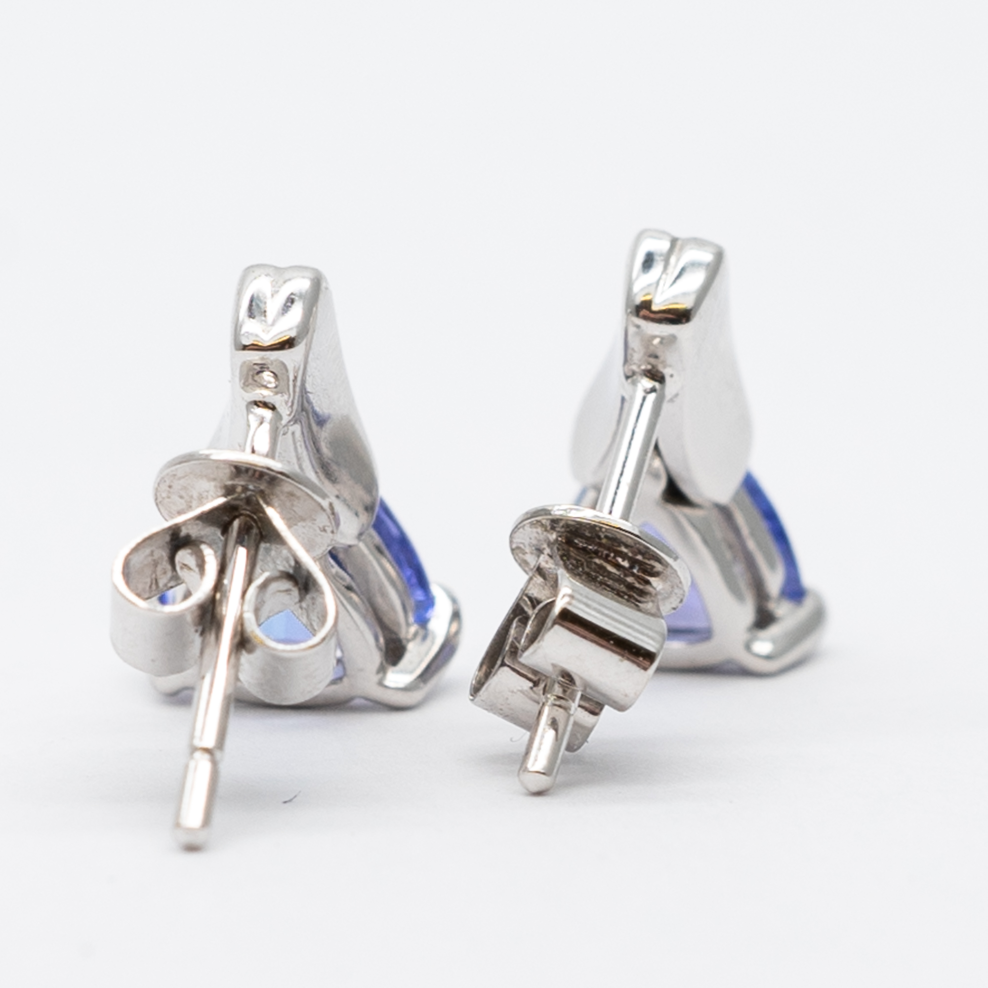 A pair of 14ct white gold tanzanite drop earrings - Image 3 of 6