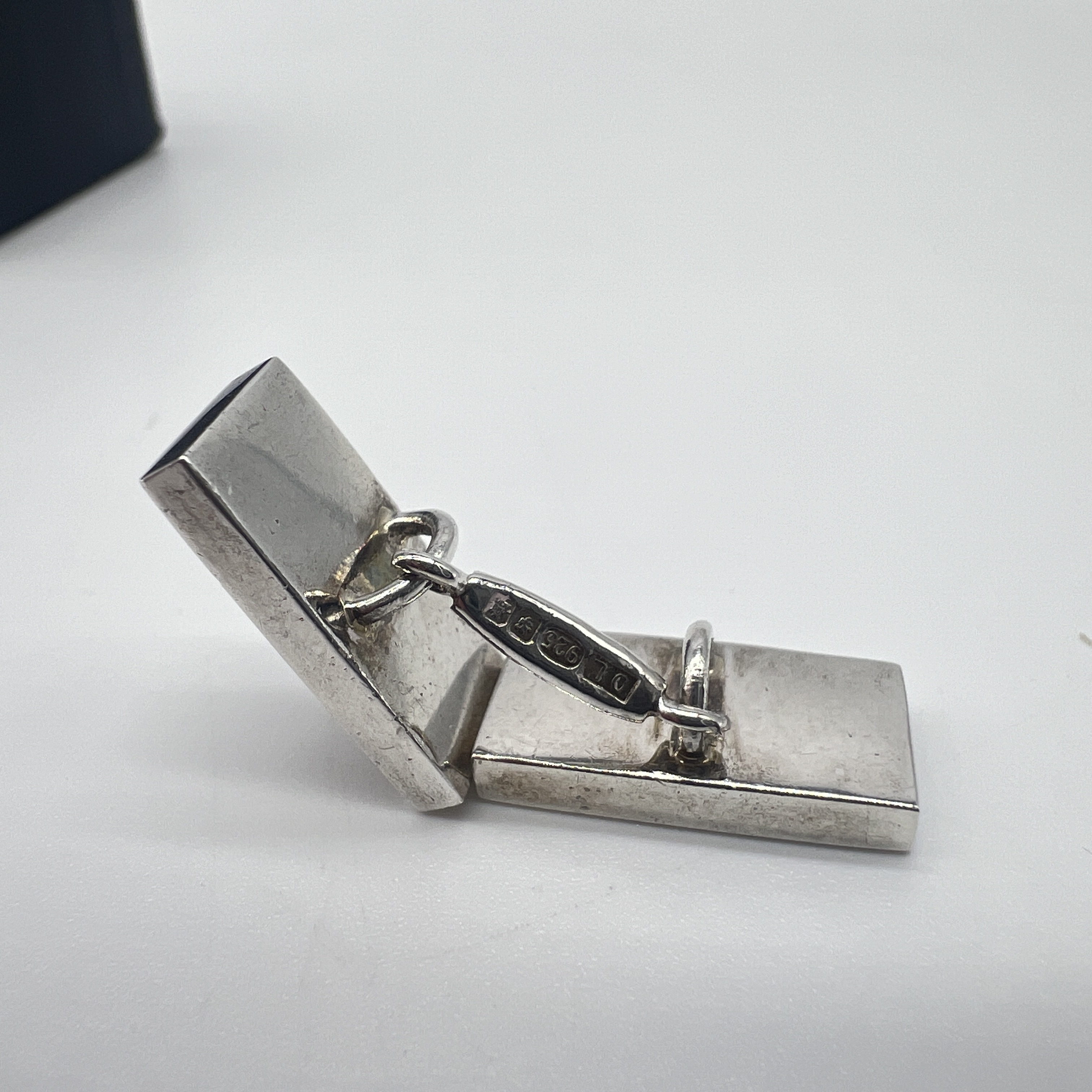 A pair of silver cufflinks - Image 3 of 4