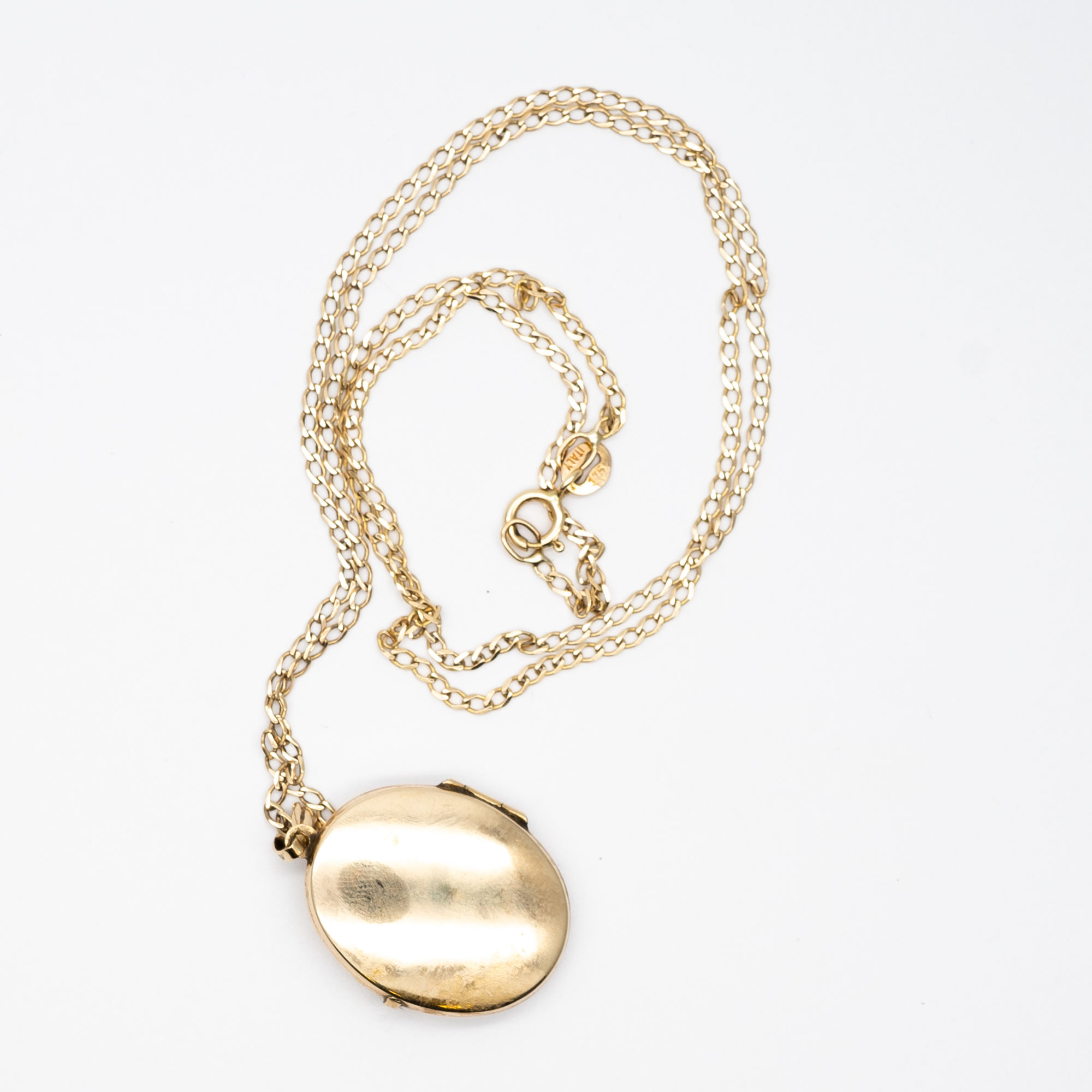 A 9ct yellow gold locket and chain - Image 2 of 3