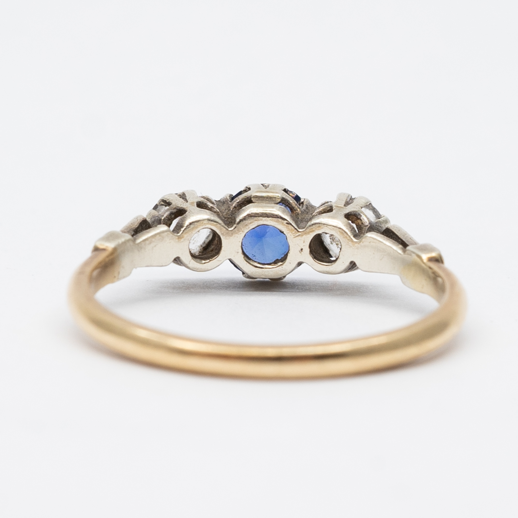 A 9ct yellow gold cz blue stone ring - Image 4 of 6