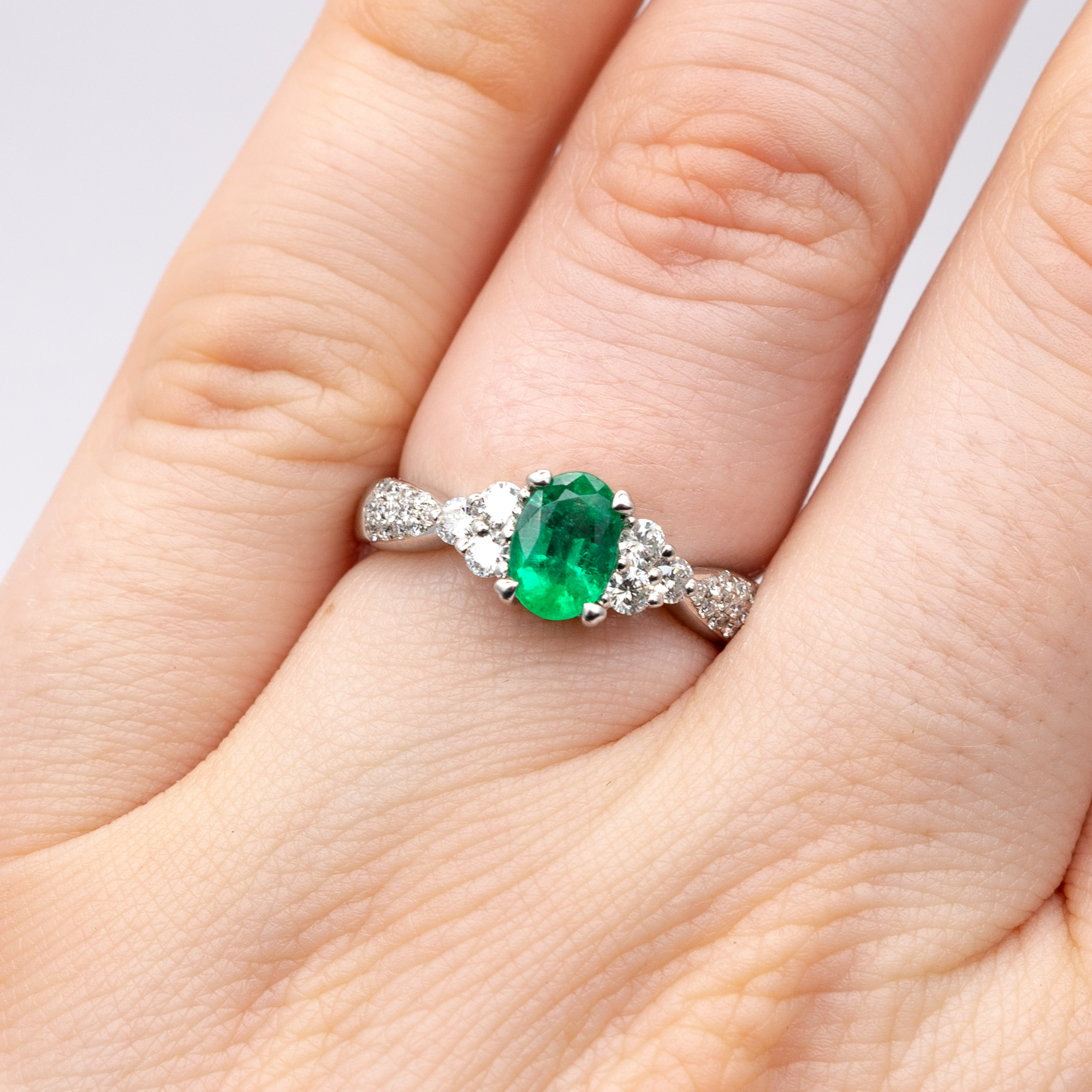 A 14ct white gold columbian emerald and diamond ring - Image 5 of 6