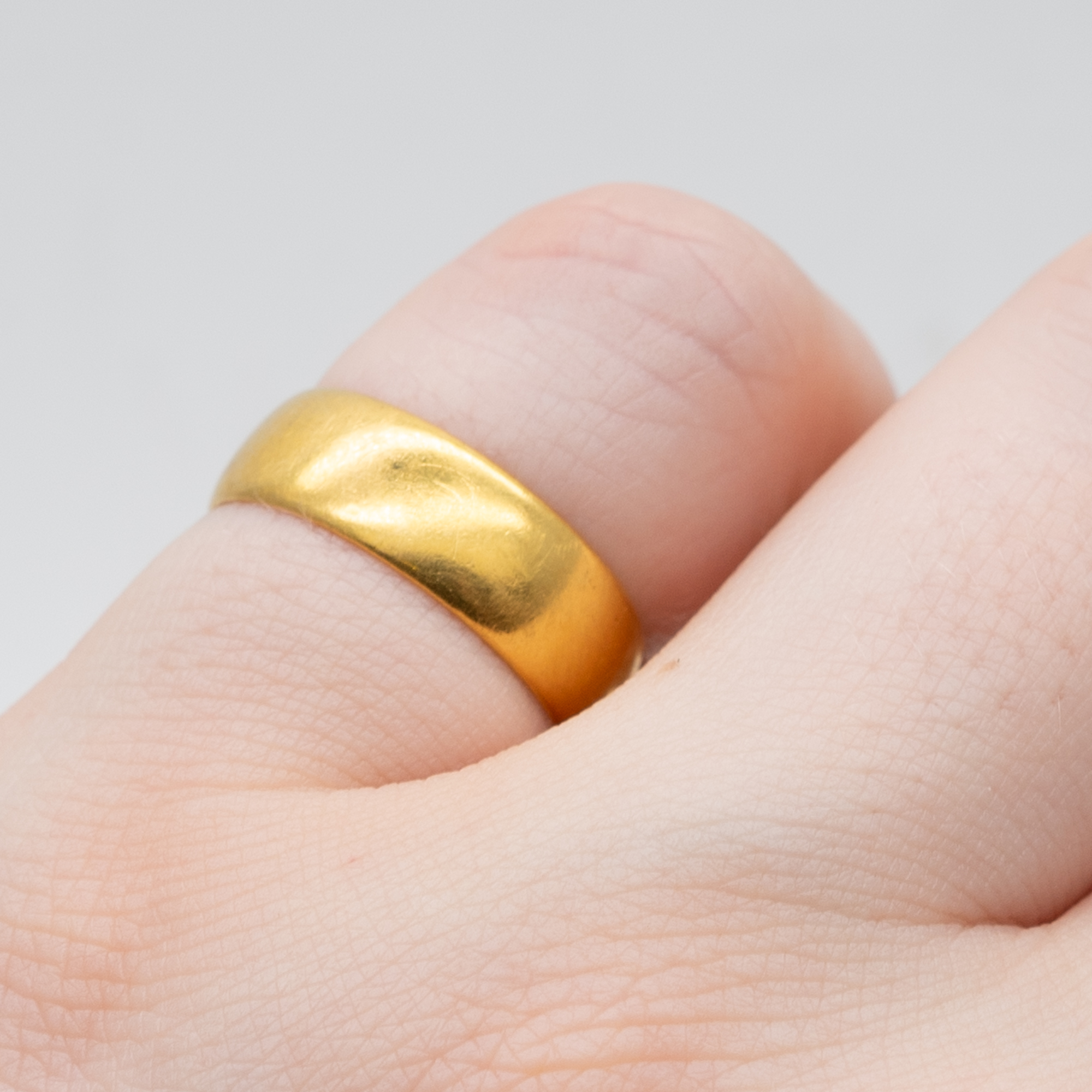 A 22ct yellow gold wedding band - Image 3 of 3