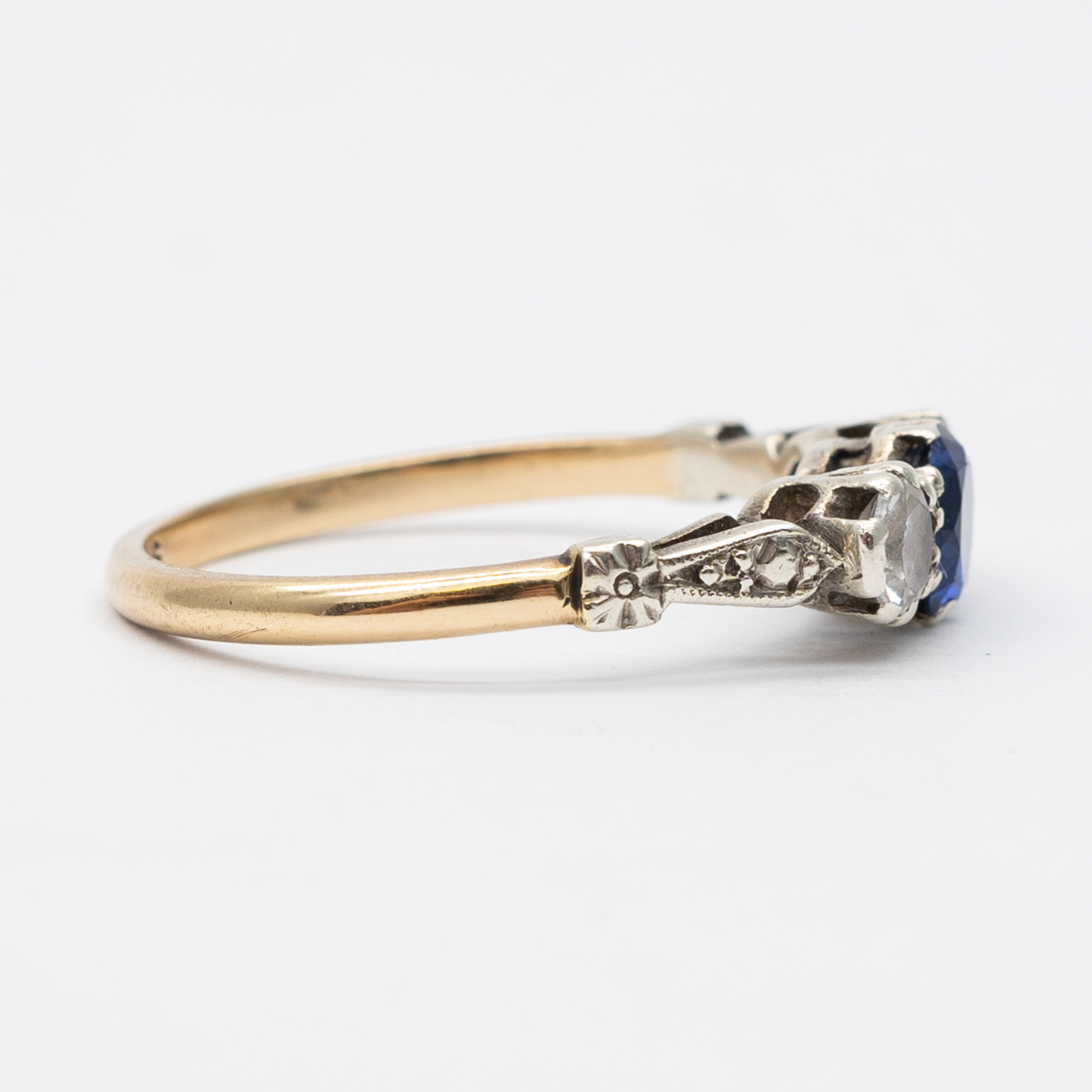 A 9ct yellow gold cz blue stone ring - Image 3 of 6